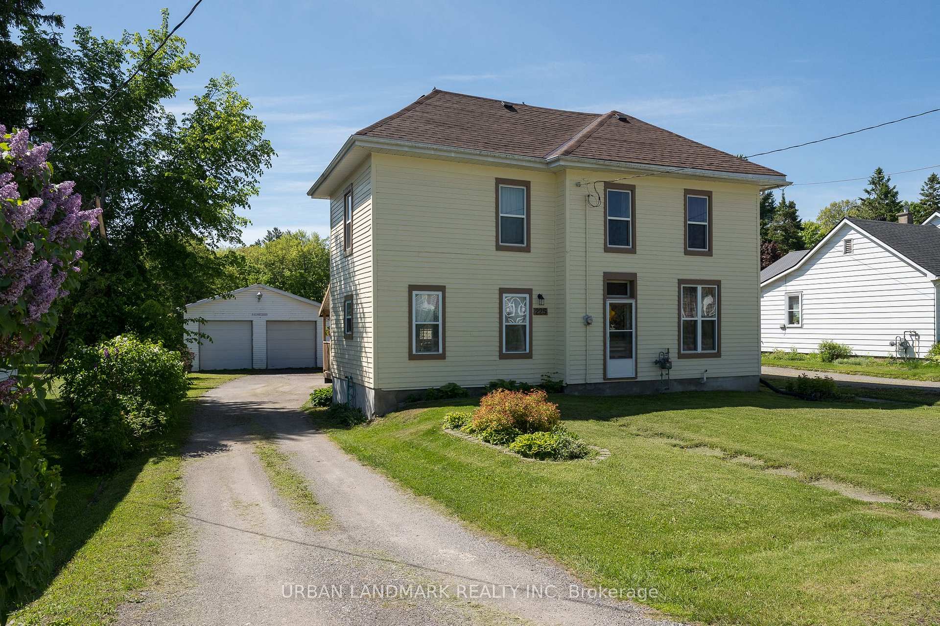 Front of 225 St Lawrence Street W