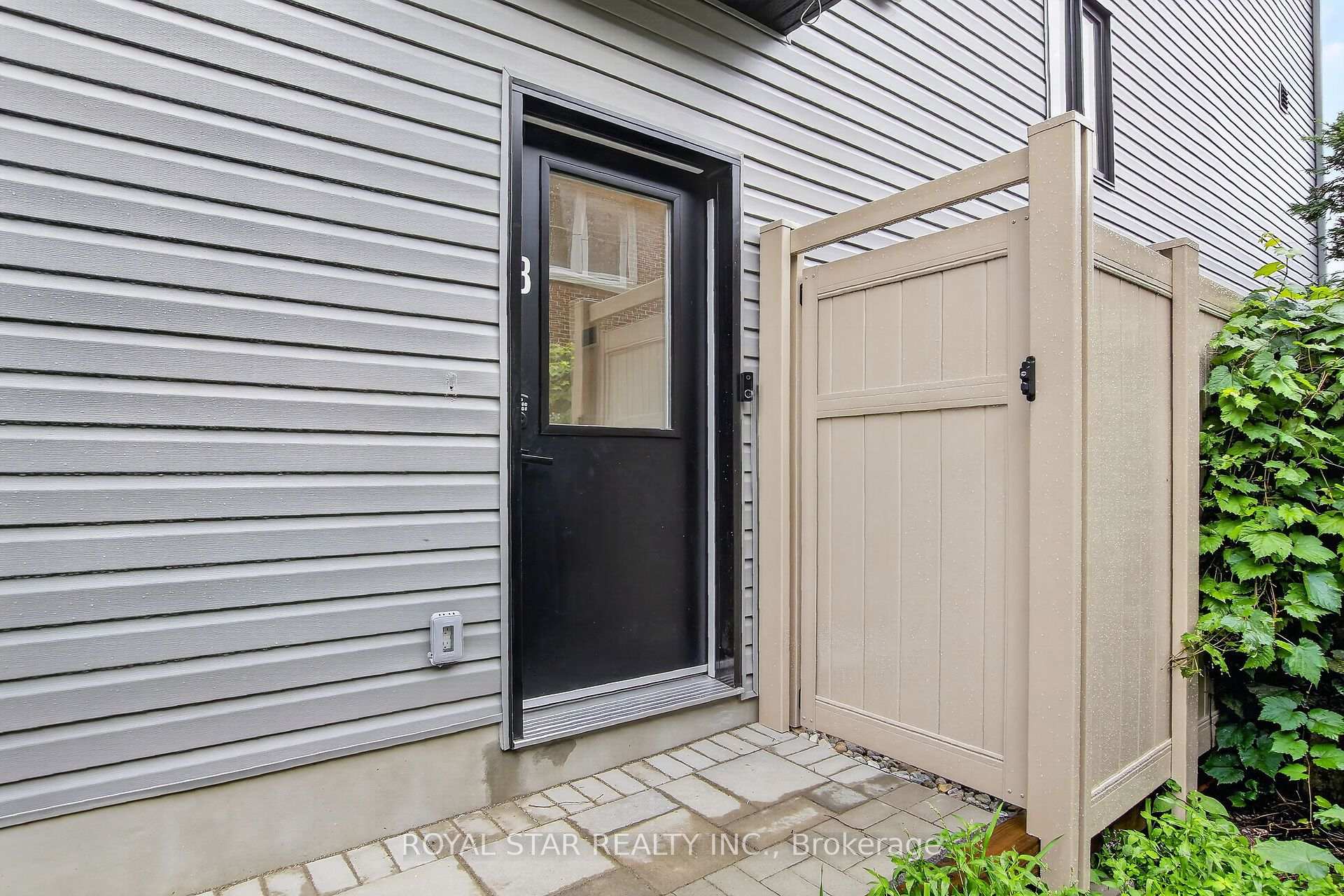 Photo 2 of Unit Bsmt #B, 522 Mutual Street, Ottawa, Castle Heights — HOMEH