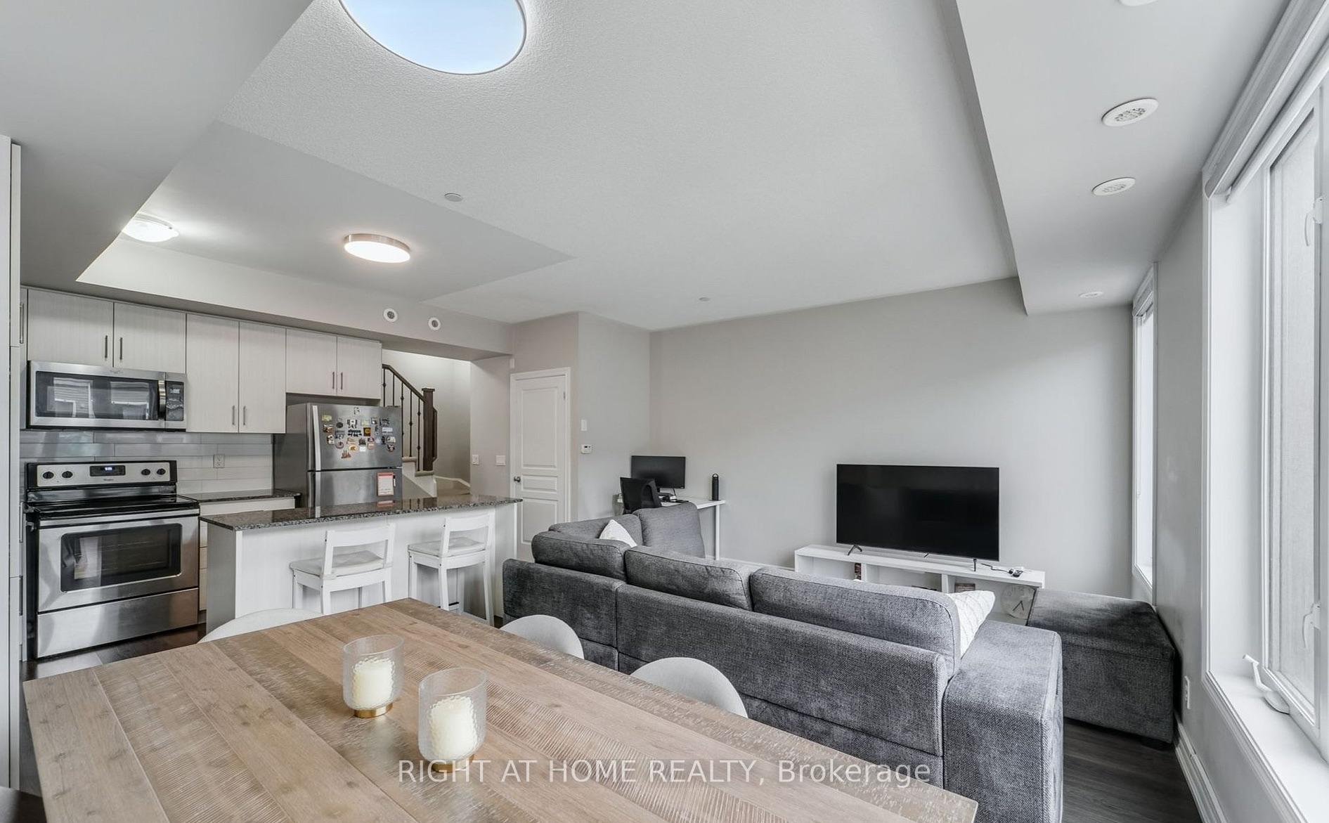 Photo 4 of Unit 7, 125 Long Branch Avenue, Etobicoke, Long Branch — HOMEH