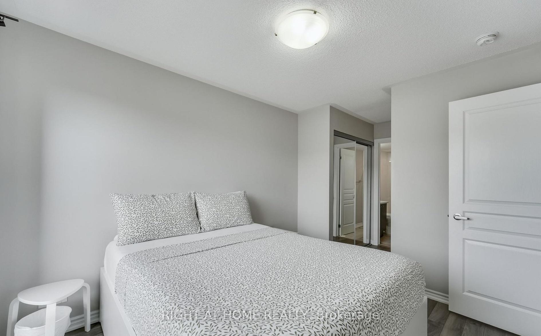 Photo 7 of Unit 7, 125 Long Branch Avenue, Etobicoke, Long Branch — HOMEH