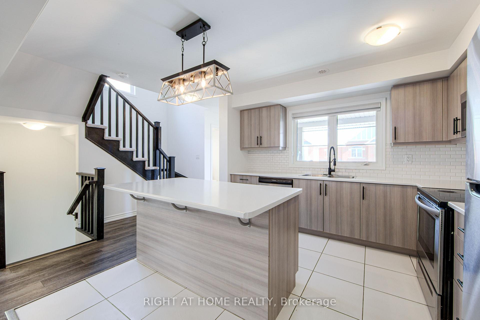 Photo 12 of 1270 Wintergreen Place, Milton, Cobban — HOMEH
