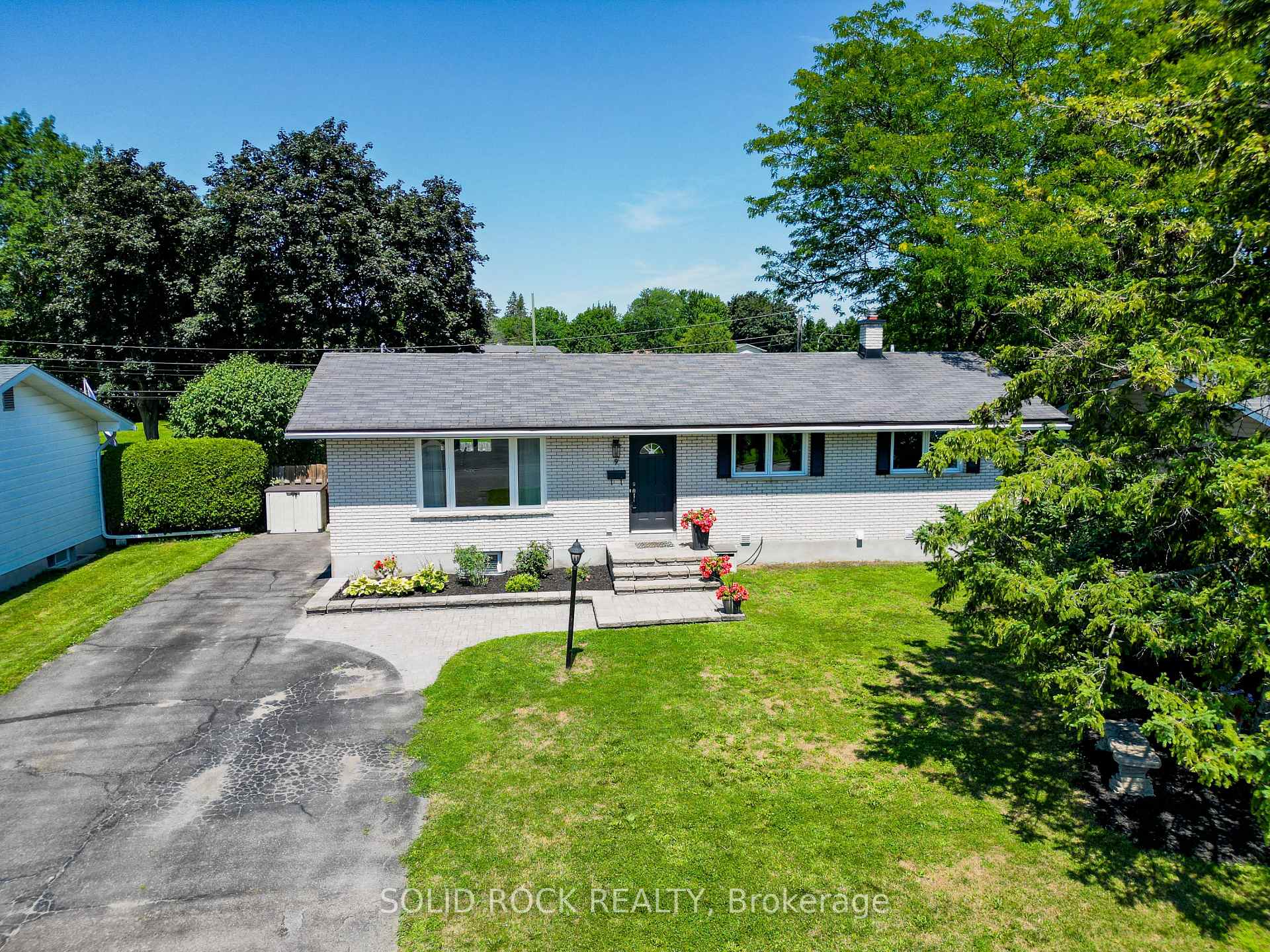 Photo 1 of 9 Stanwood Drive, Ottawa, Meadowlands/Crestview — HOMEH