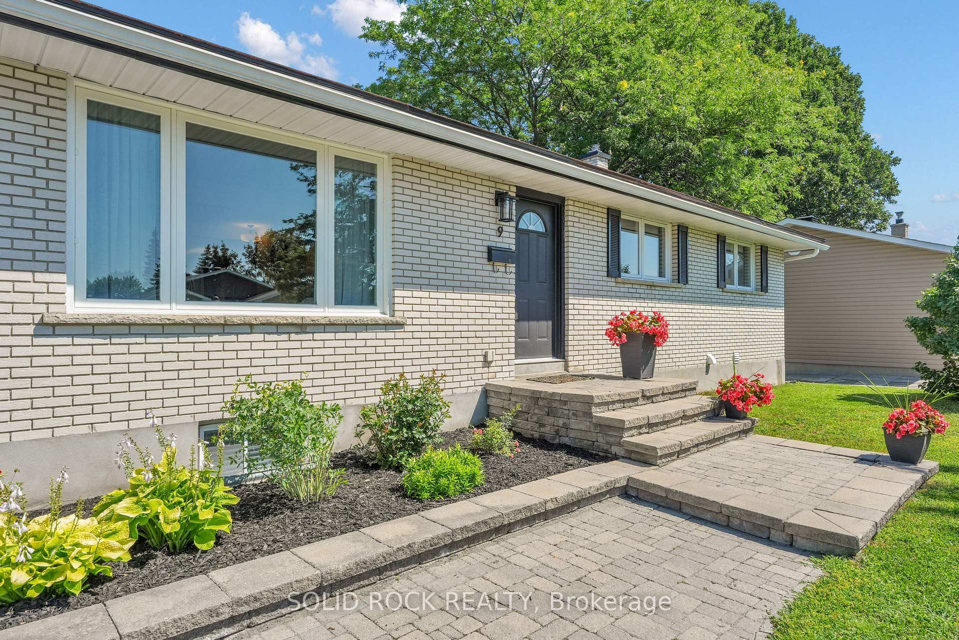 Photo 2 of 9 Stanwood Drive, Ottawa, Meadowlands/Crestview — HOMEH