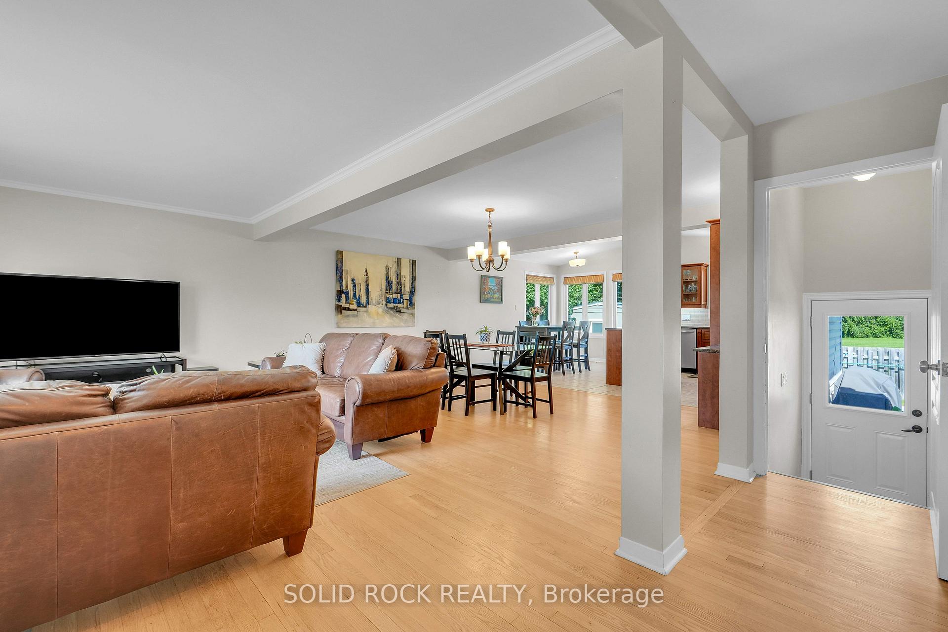 Photo 5 of 9 Stanwood Drive, Ottawa, Meadowlands/Crestview — HOMEH