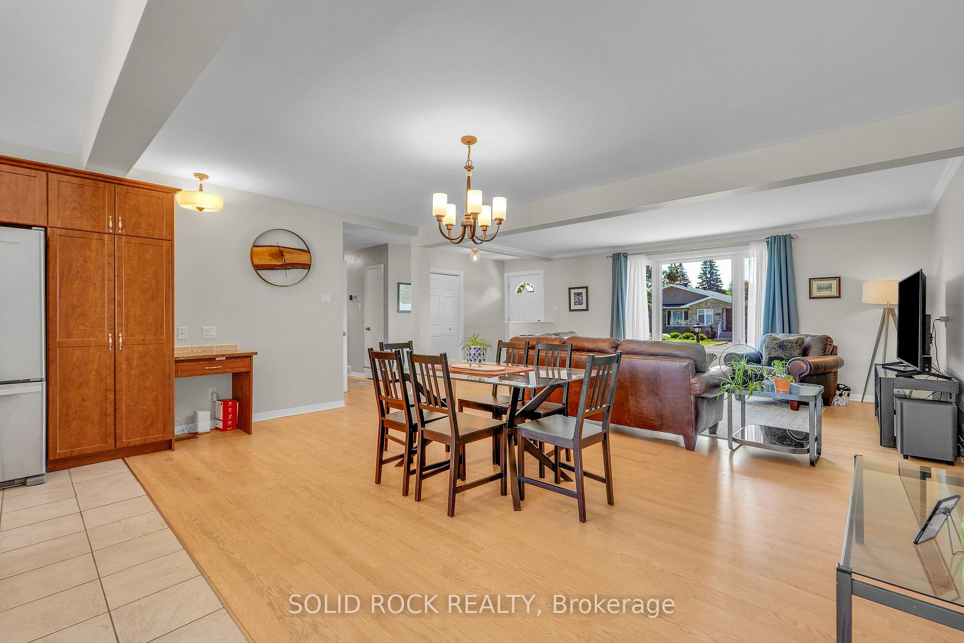 Photo 8 of 9 Stanwood Drive, Ottawa, Meadowlands/Crestview — HOMEH