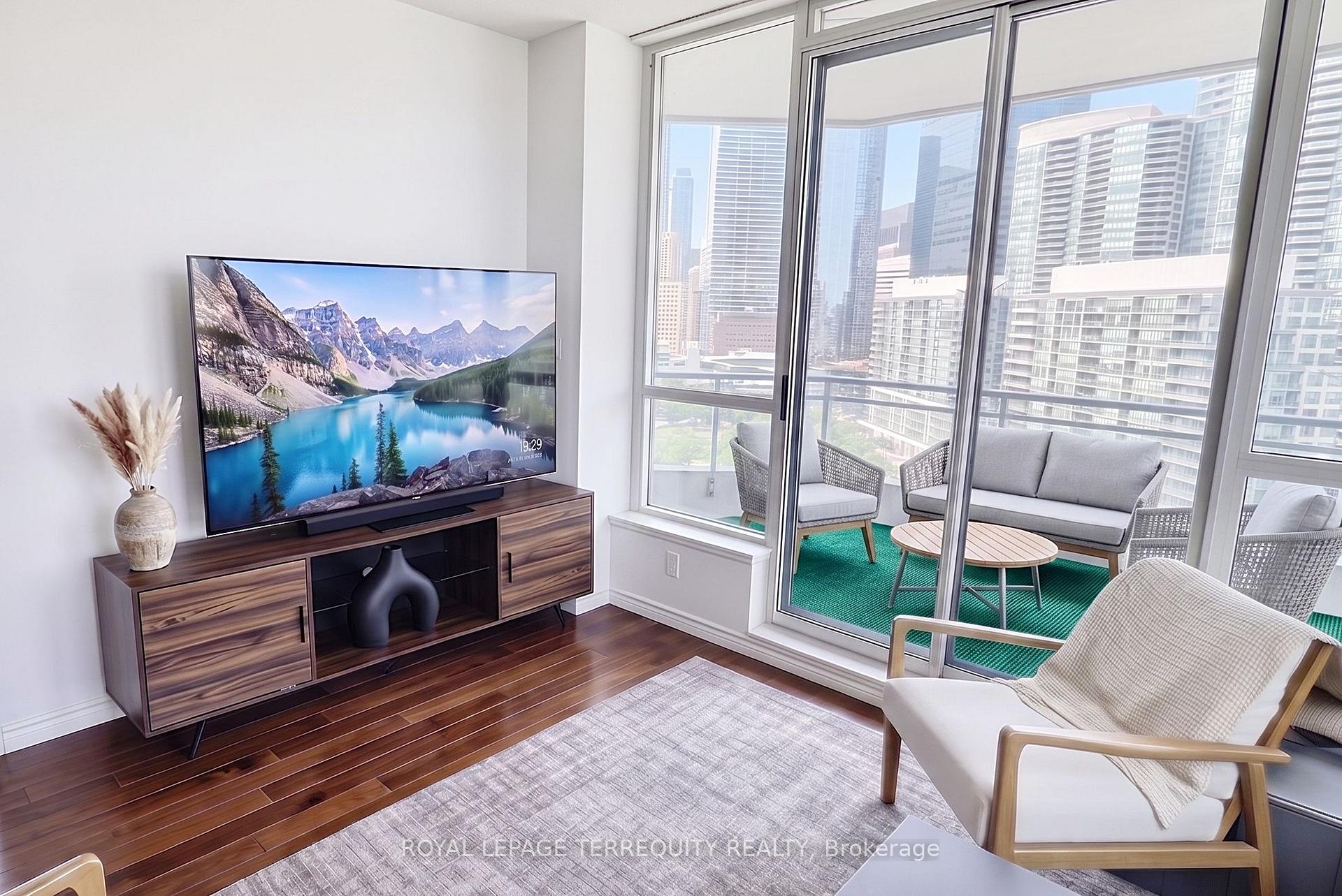 Photo 3 of Unit 1812, 230 Queens Quay W, Toronto, Waterfront Communities — HOMEH
