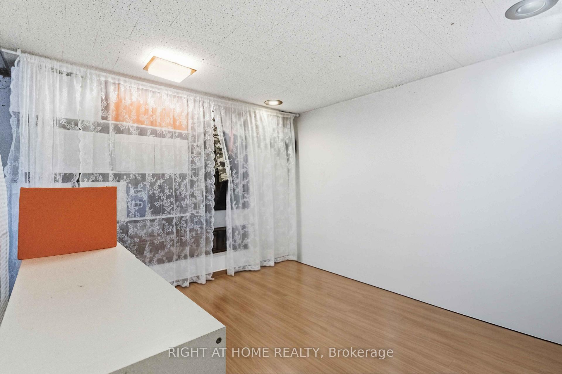 Photo 10 of 68 Barford Road, Etobicoke, Rexdale-Kipling — HOMEH