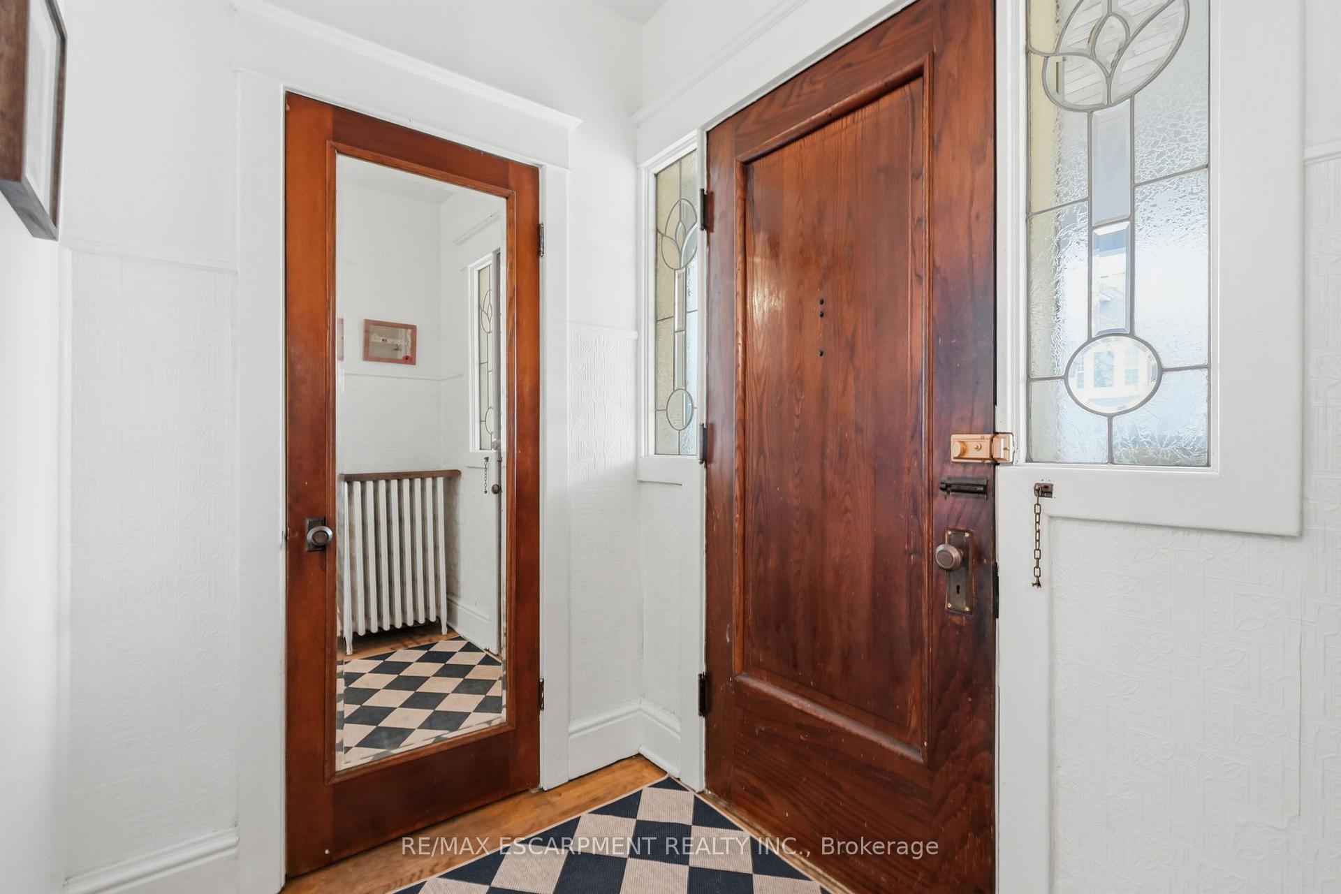 Photo 5 of 37 Connaught Avenue S, Hamilton, Stipley — HOMEH