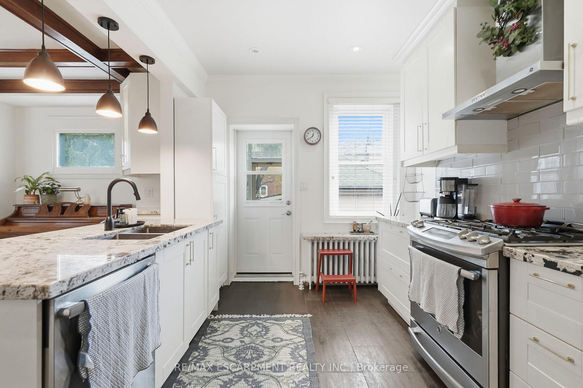Photo 12 of 37 Connaught Avenue S, Hamilton, Stipley — HOMEH