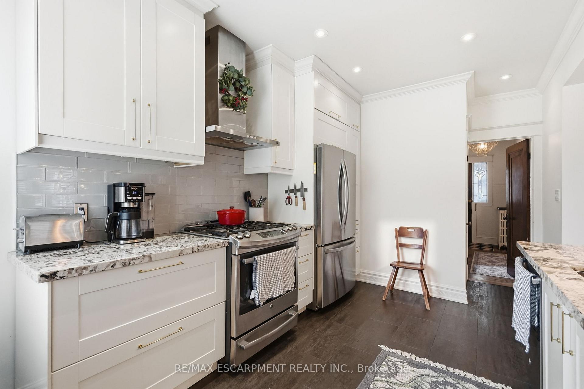 Photo 15 of 37 Connaught Avenue S, Hamilton, Stipley — HOMEH