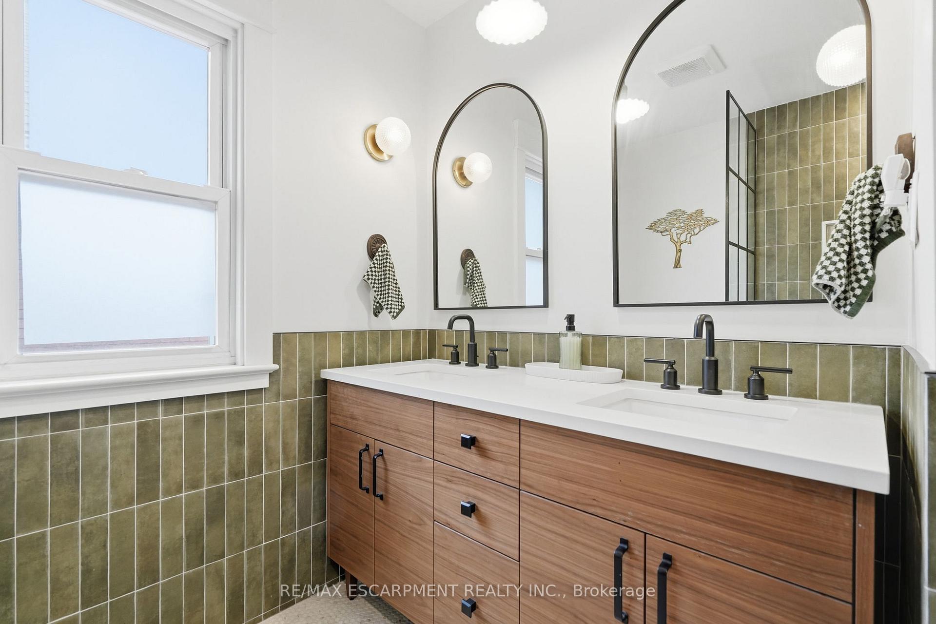 Photo 23 of 37 Connaught Avenue S, Hamilton, Stipley — HOMEH