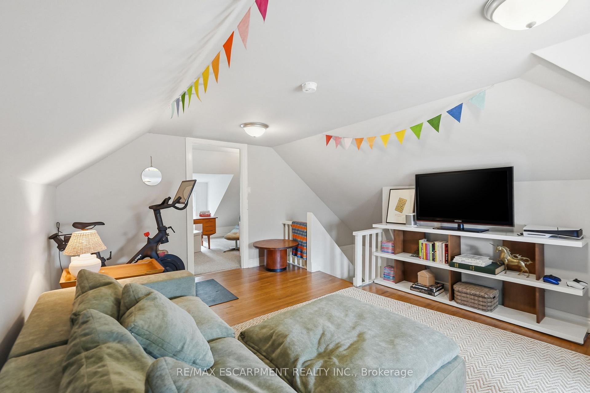 Photo 31 of 37 Connaught Avenue S, Hamilton, Stipley — HOMEH