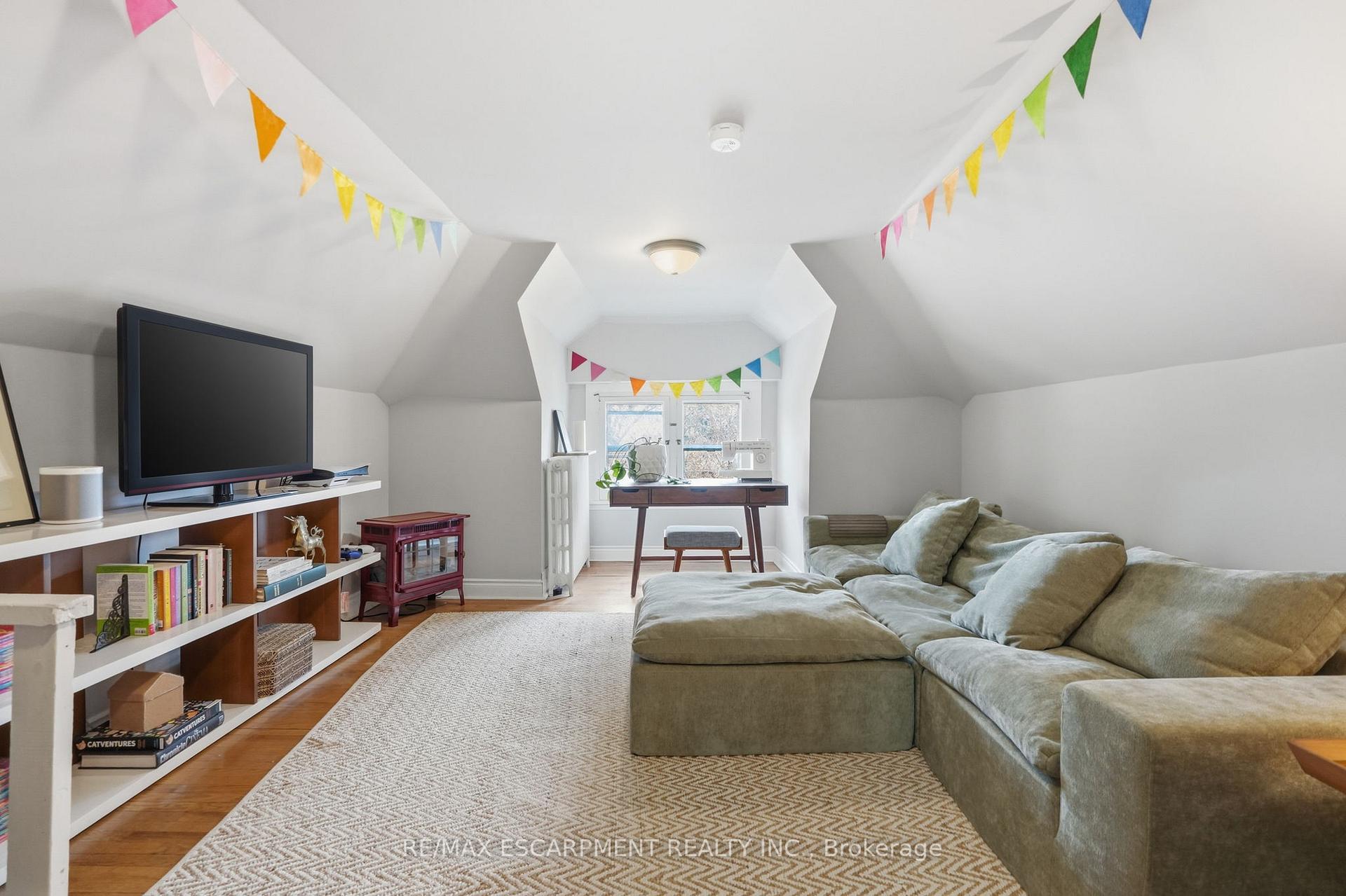 Photo 32 of 37 Connaught Avenue S, Hamilton, Stipley — HOMEH