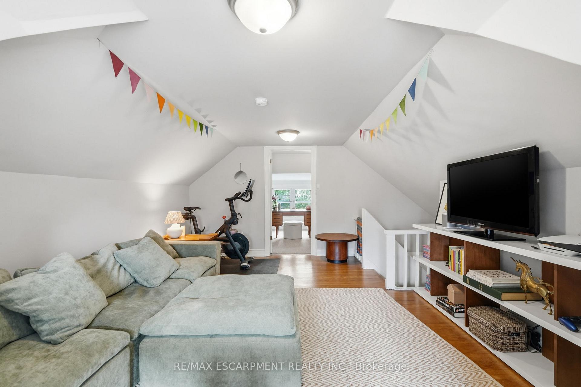 Photo 33 of 37 Connaught Avenue S, Hamilton, Stipley — HOMEH