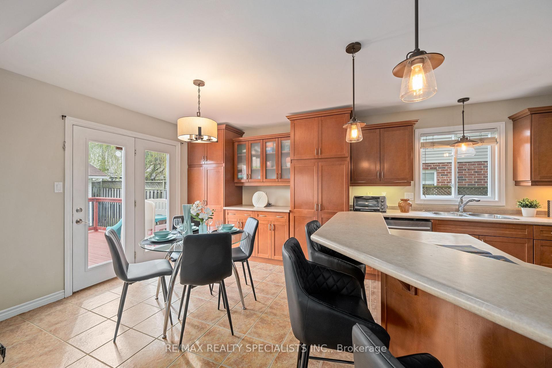 Photo 14 of 1865 Bayswater Crescent, London, North E — HOMEH