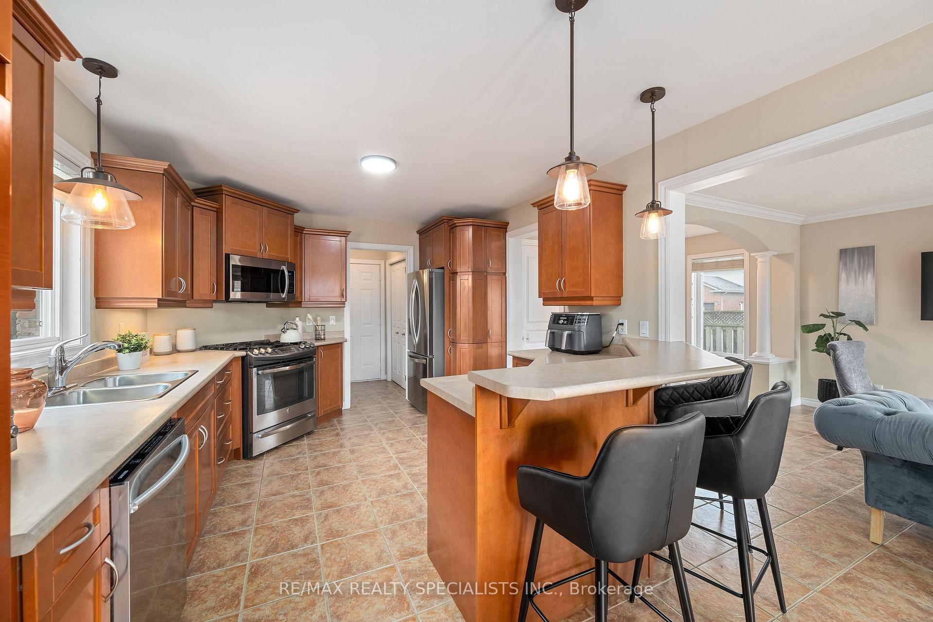 Photo 16 of 1865 Bayswater Crescent, London, North E — HOMEH