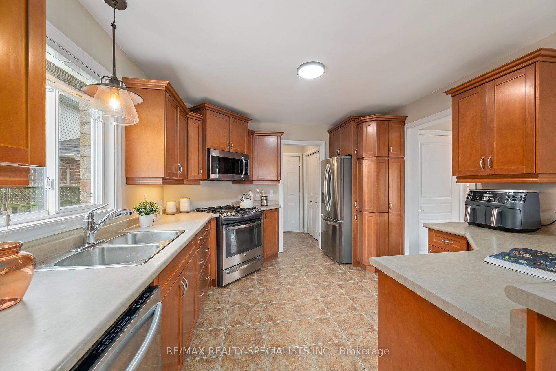 Photo 18 of 1865 Bayswater Crescent, London, North E — HOMEH