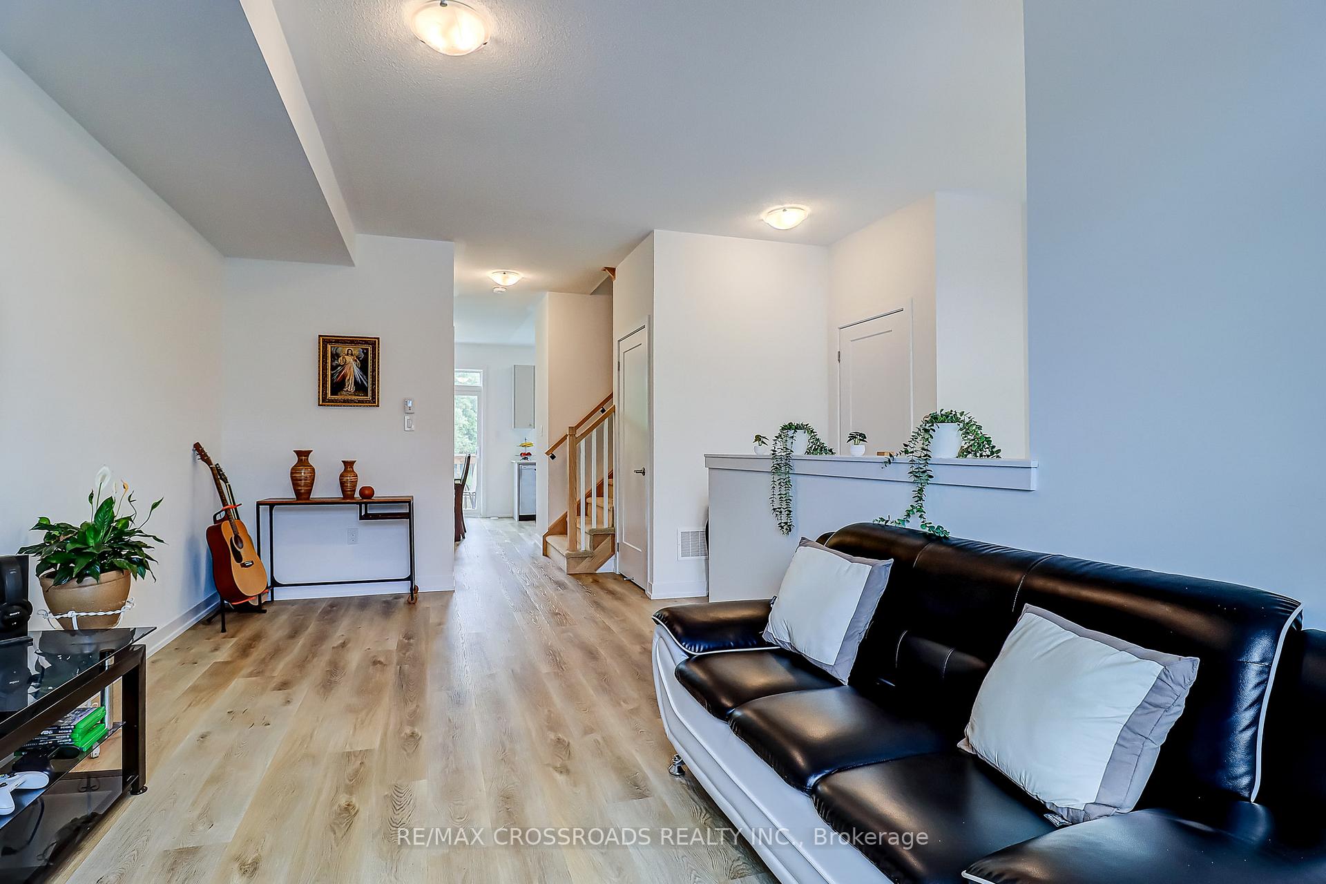 Photo 2 of 64 Lyall Stokes Circle, East Gwillimbury, Mt Albert — HOMEH
