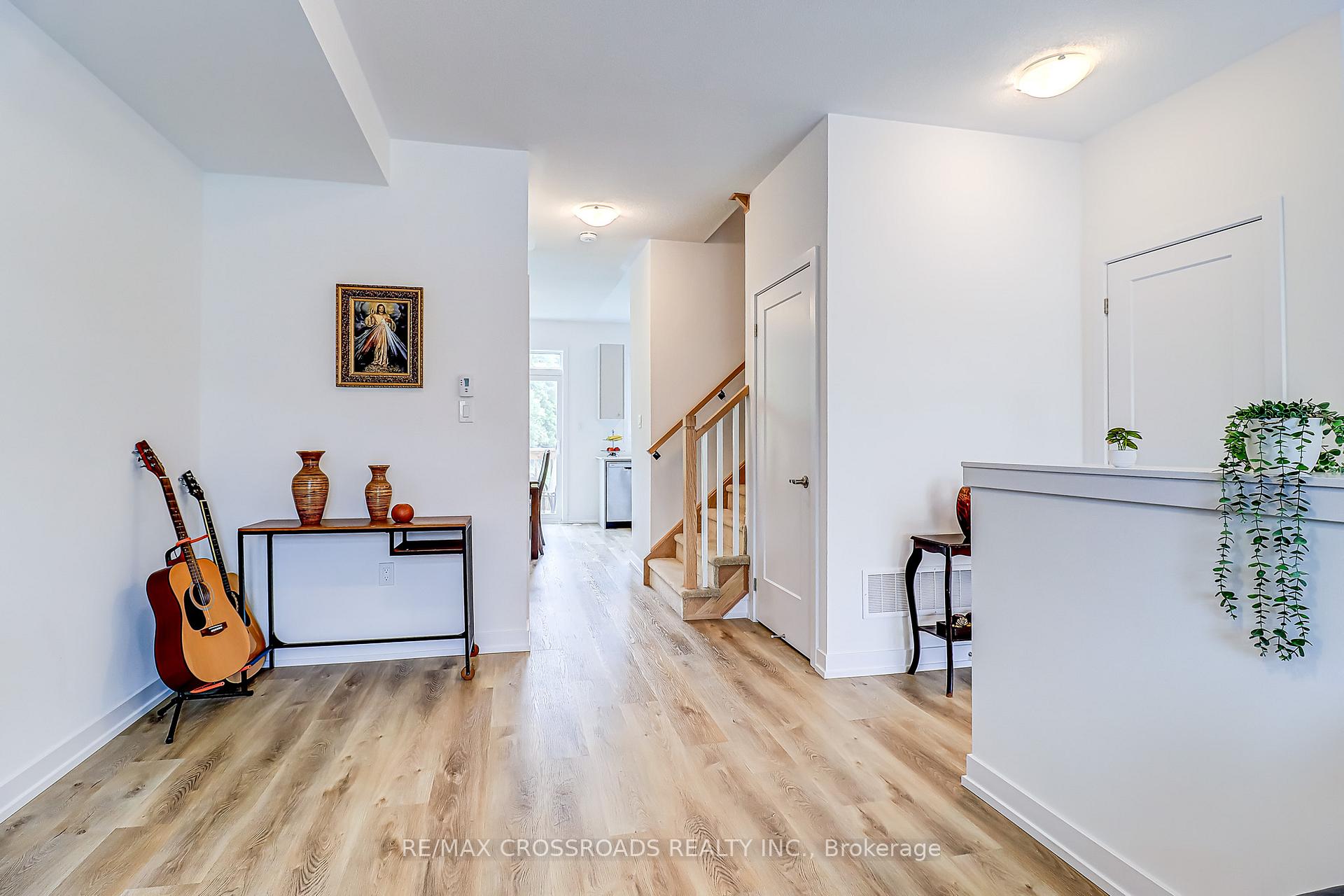 Photo 3 of 64 Lyall Stokes Circle, East Gwillimbury, Mt Albert — HOMEH