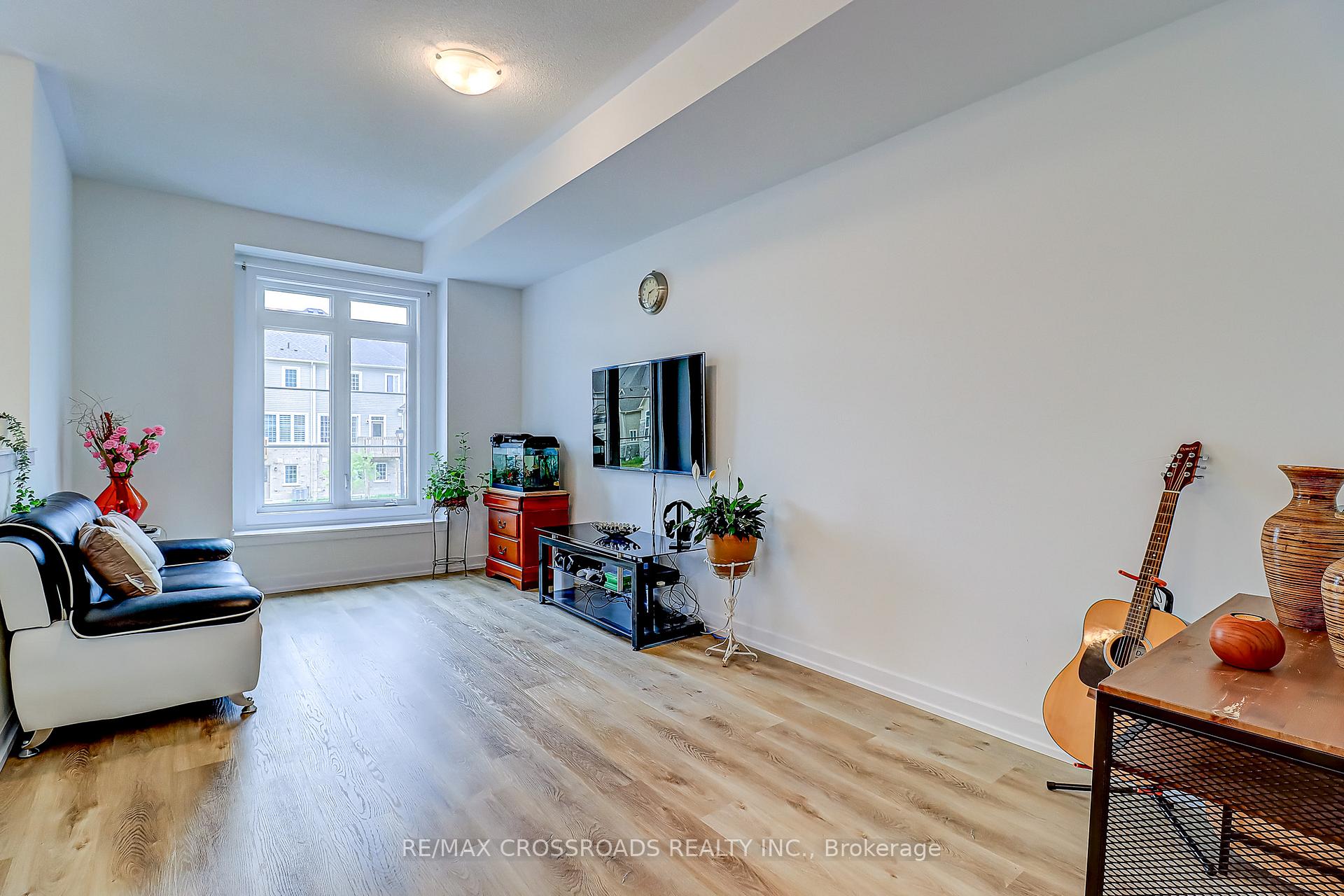Photo 4 of 64 Lyall Stokes Circle, East Gwillimbury, Mt Albert — HOMEH