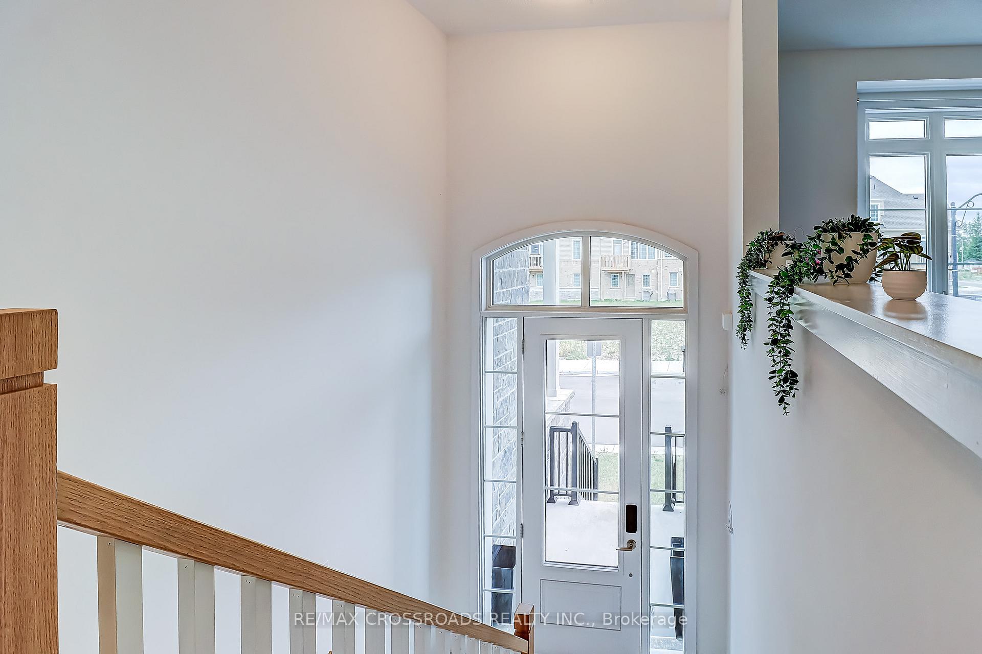 Photo 5 of 64 Lyall Stokes Circle, East Gwillimbury, Mt Albert — HOMEH
