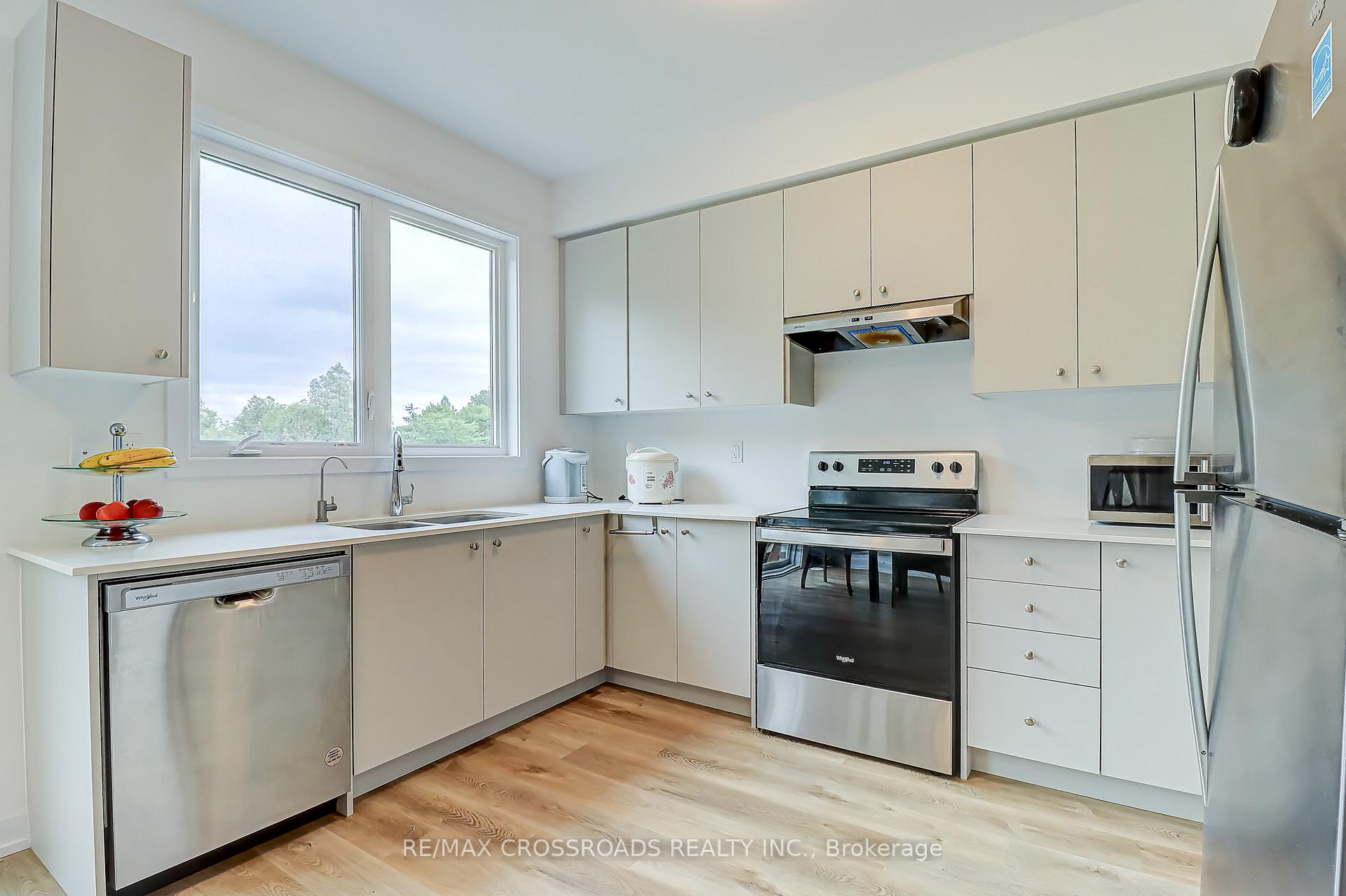 Photo 7 of 64 Lyall Stokes Circle, East Gwillimbury, Mt Albert — HOMEH