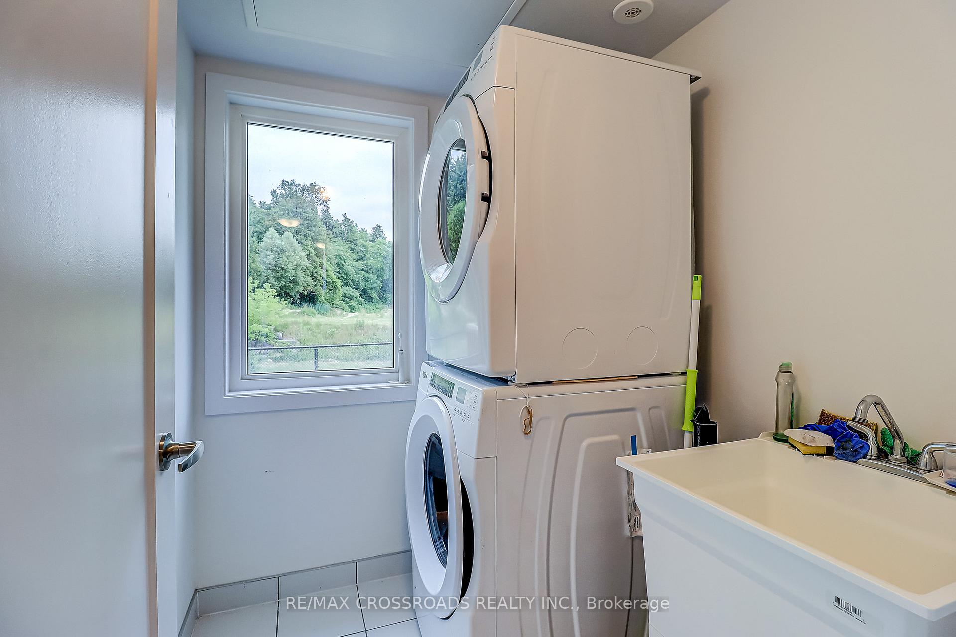 Photo 8 of 64 Lyall Stokes Circle, East Gwillimbury, Mt Albert — HOMEH