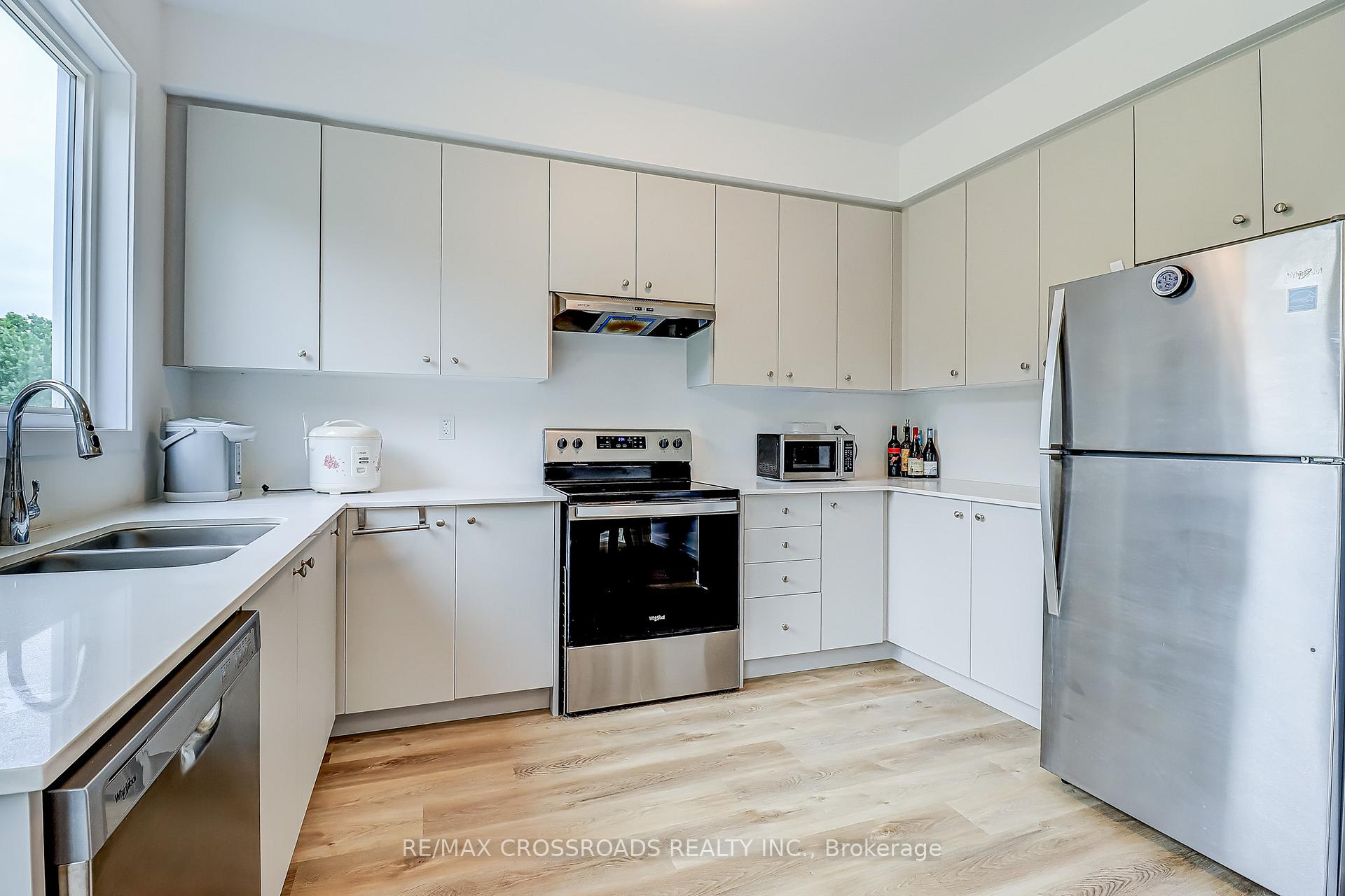 Photo 9 of 64 Lyall Stokes Circle, East Gwillimbury, Mt Albert — HOMEH