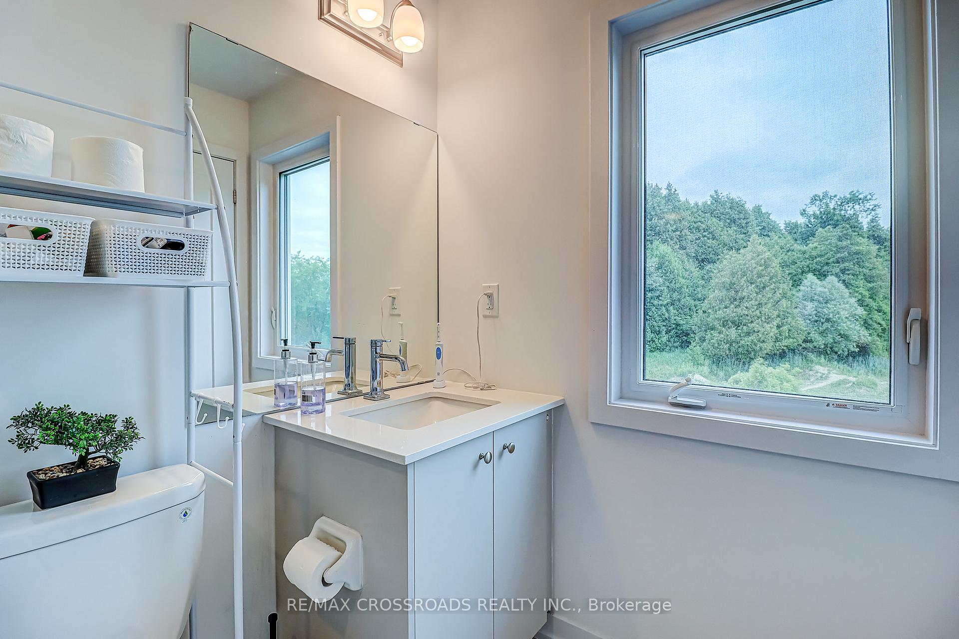 Photo 12 of 64 Lyall Stokes Circle, East Gwillimbury, Mt Albert — HOMEH