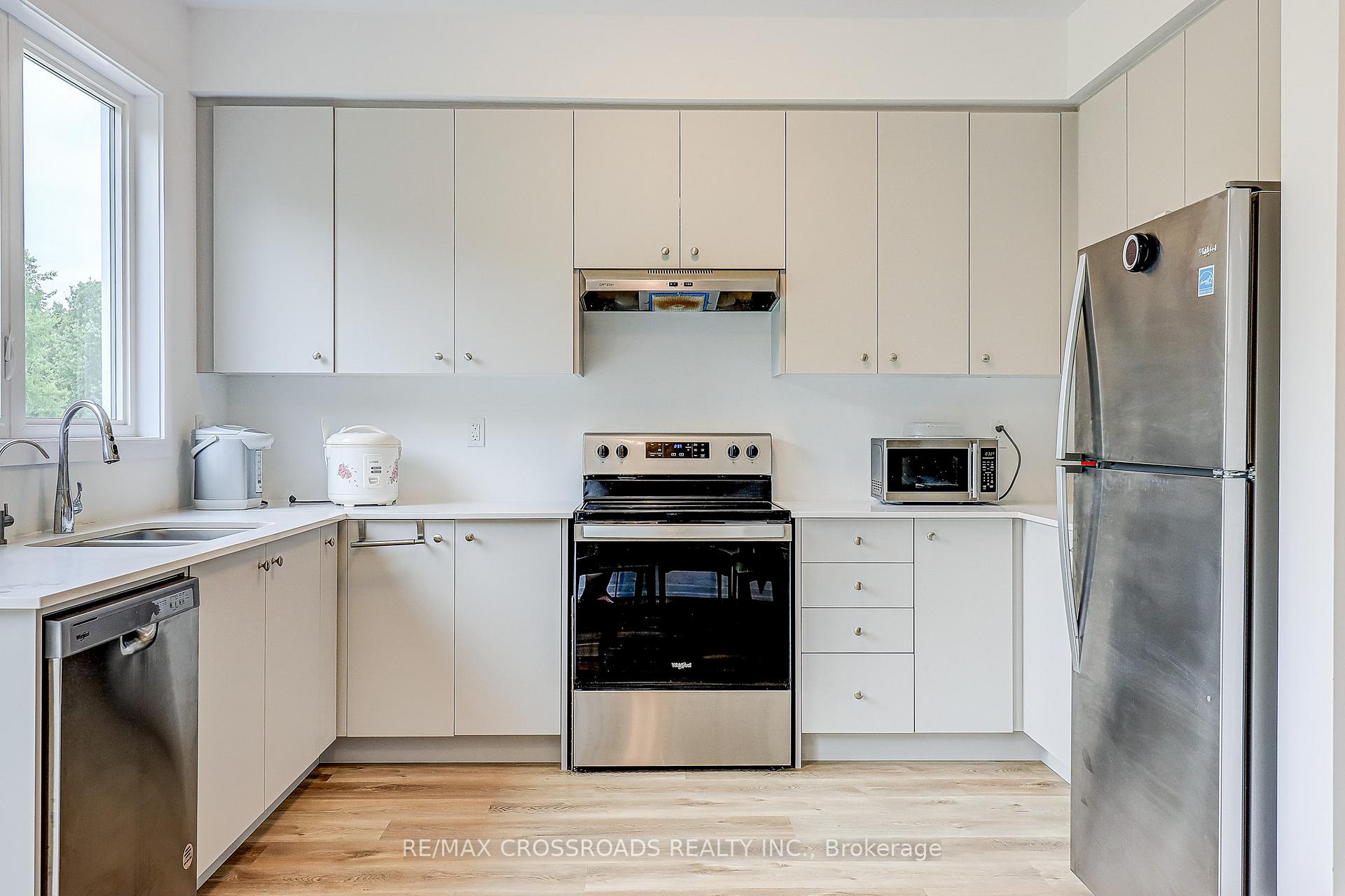 Photo 14 of 64 Lyall Stokes Circle, East Gwillimbury, Mt Albert — HOMEH