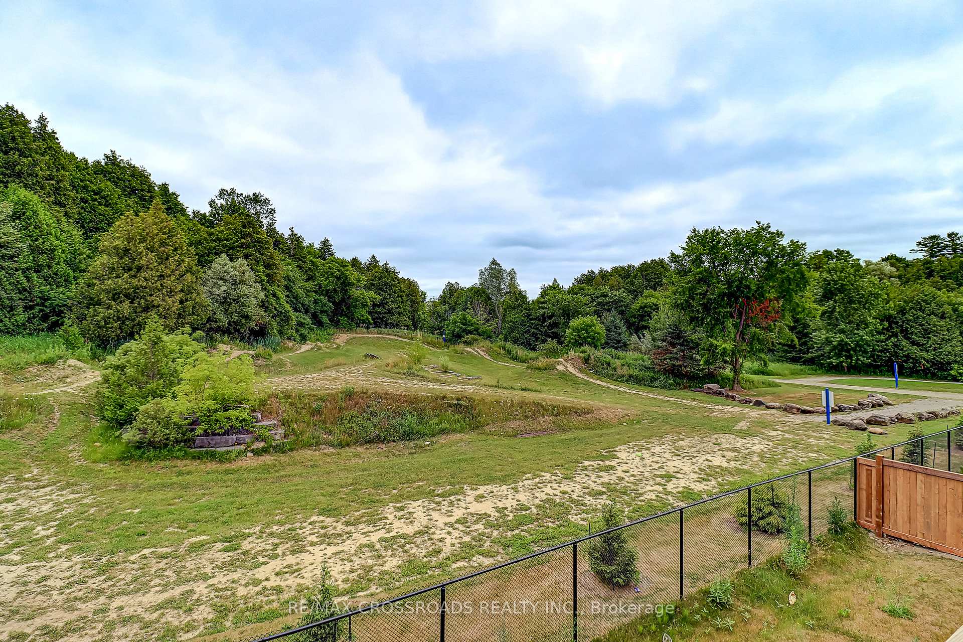 Photo 15 of 64 Lyall Stokes Circle, East Gwillimbury, Mt Albert — HOMEH