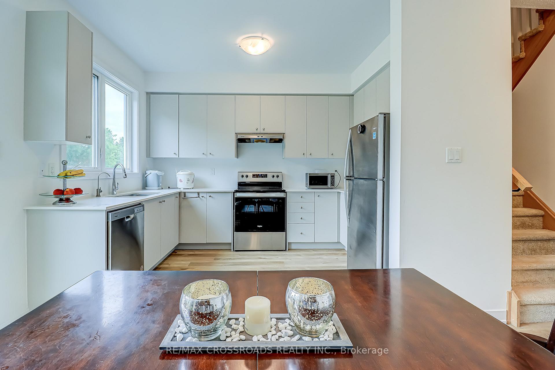 Photo 16 of 64 Lyall Stokes Circle, East Gwillimbury, Mt Albert — HOMEH
