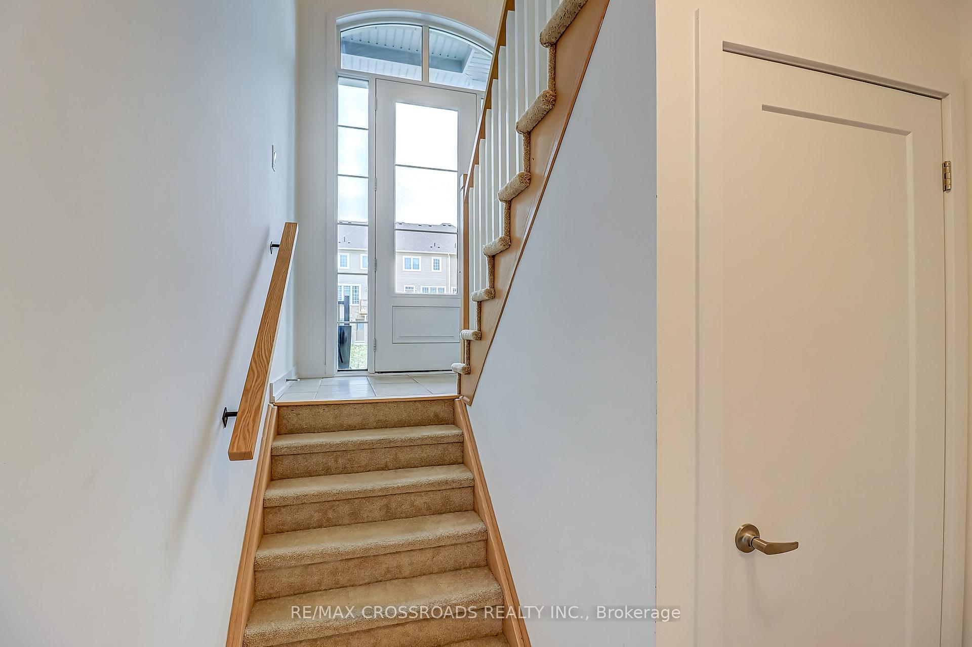 Photo 21 of 64 Lyall Stokes Circle, East Gwillimbury, Mt Albert — HOMEH
