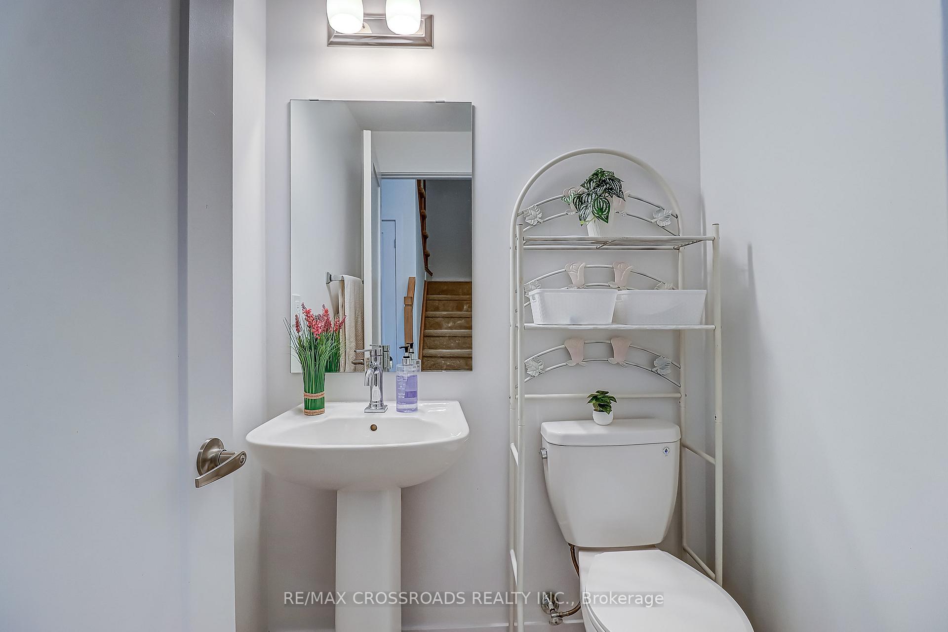 Photo 23 of 64 Lyall Stokes Circle, East Gwillimbury, Mt Albert — HOMEH