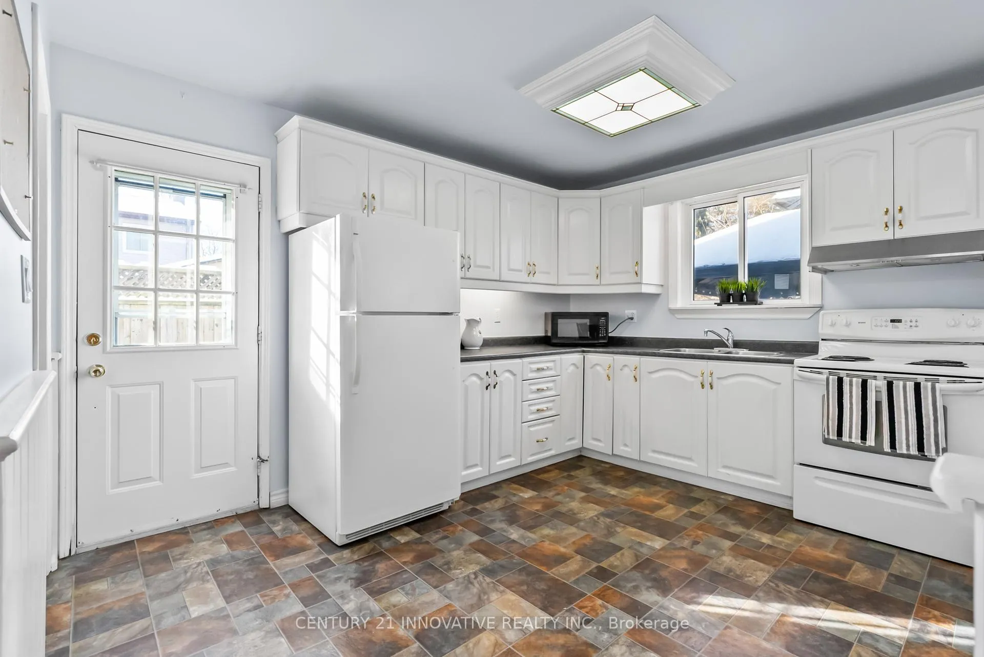 Photo 8 of 212 Castlebar Crescent, Oshawa, Vanier — HOMEH