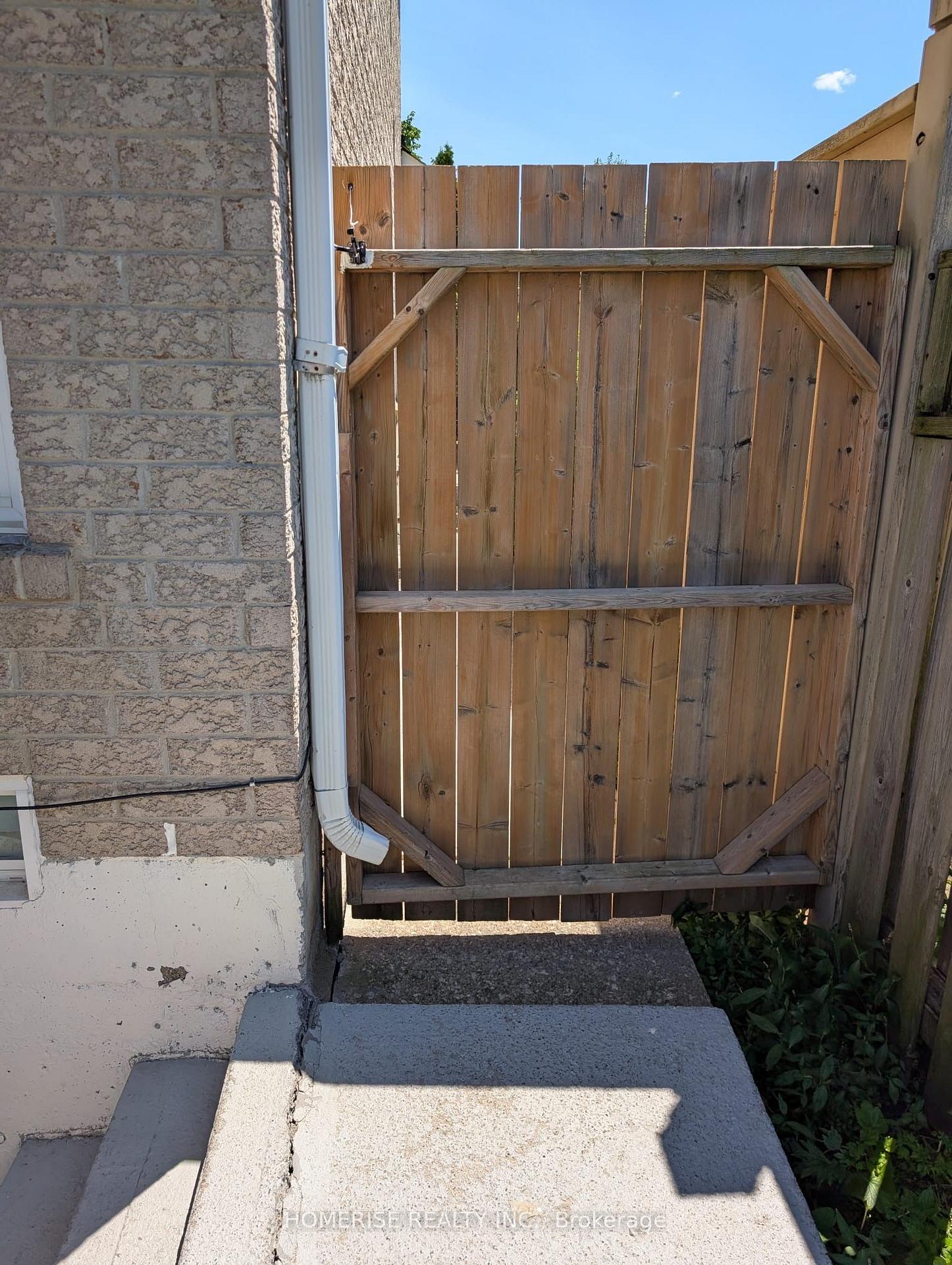 Photo 6 of 100 Sugarhill ( BSMT ) Drive, Brampton, Fletcher's Meadow — HOMEH