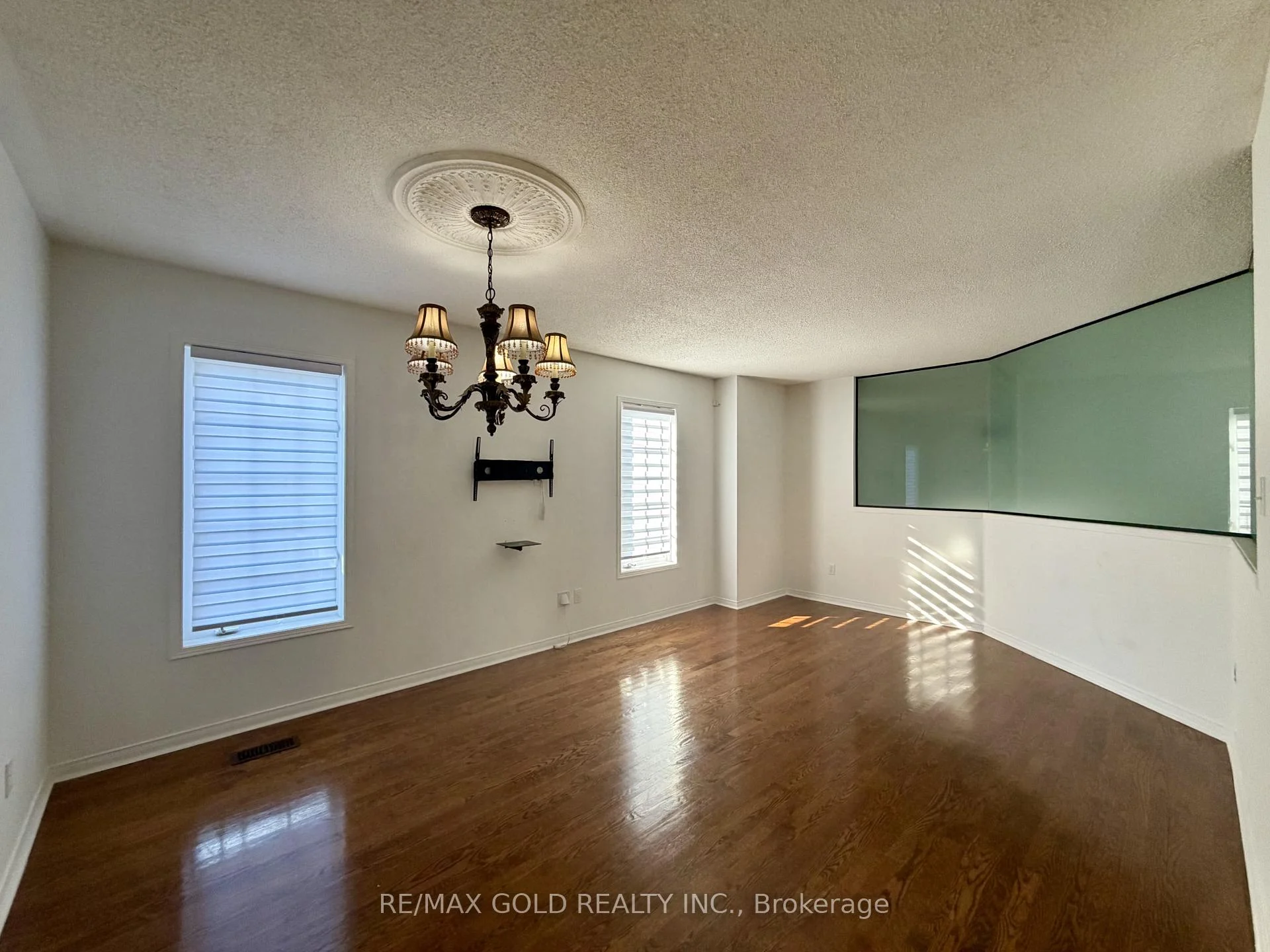 Photo 7 of 218 Van Scott Drive, Brampton, Northwest Sandalwood Parkway — HOMEH