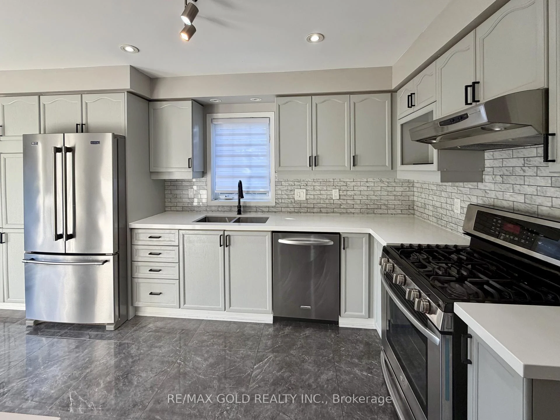 Photo 10 of 218 Van Scott Drive, Brampton, Northwest Sandalwood Parkway — HOMEH