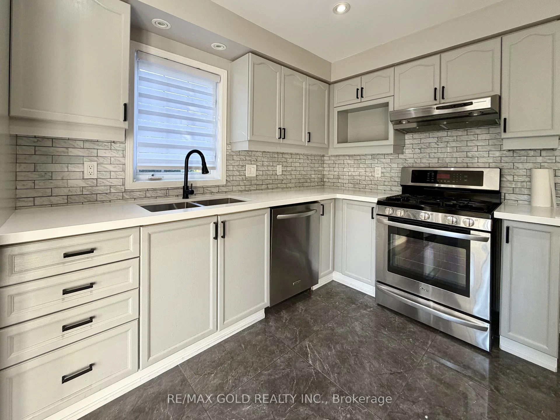 Photo 11 of 218 Van Scott Drive, Brampton, Northwest Sandalwood Parkway — HOMEH