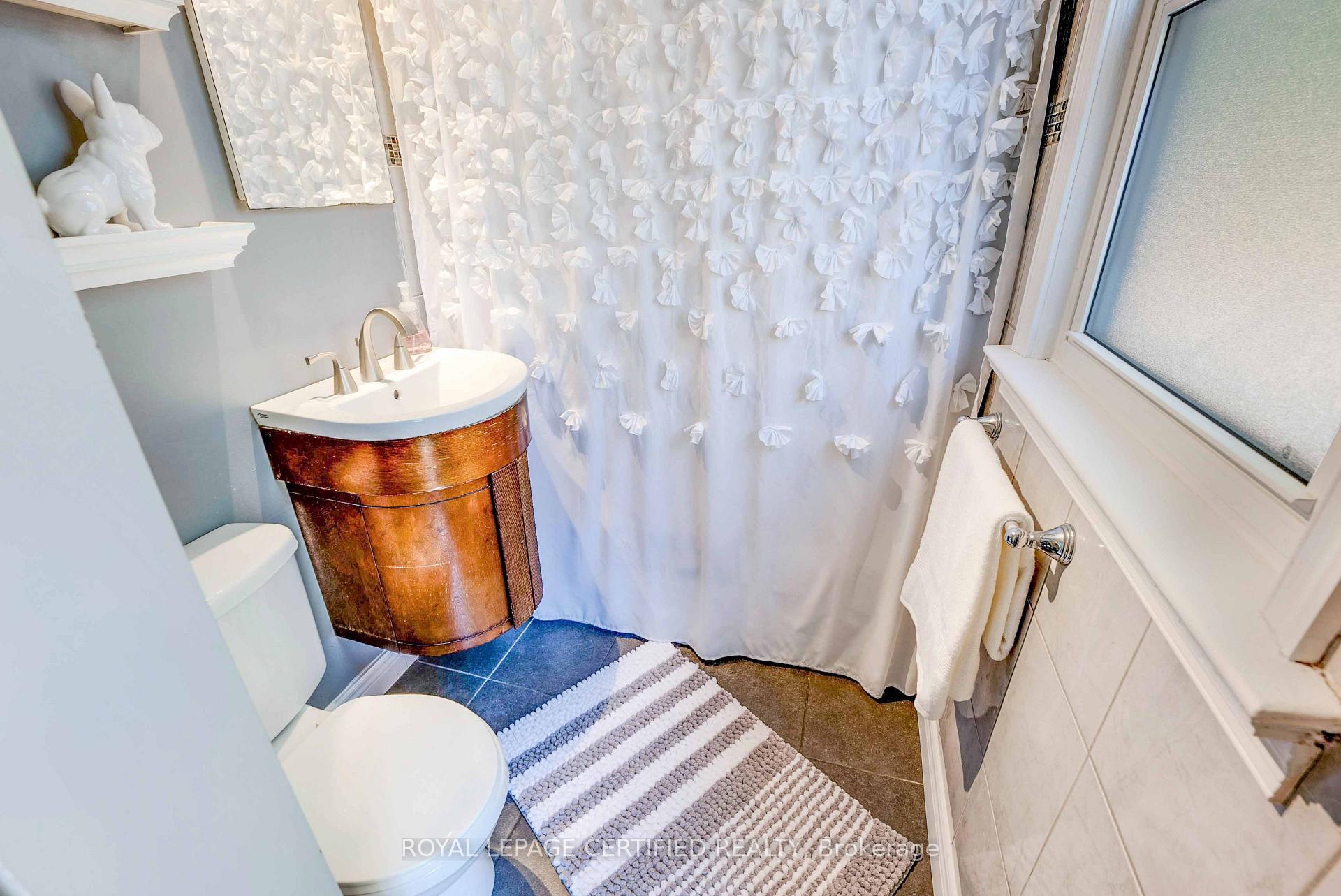 Photo 12 of 6077 Collins Drive, Niagara Falls, Arad/Fallsview — HOMEH
