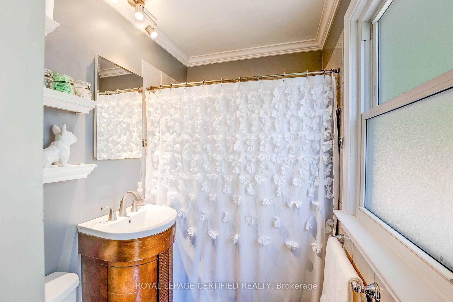 Photo 13 of 6077 Collins Drive, Niagara Falls, Arad/Fallsview — HOMEH
