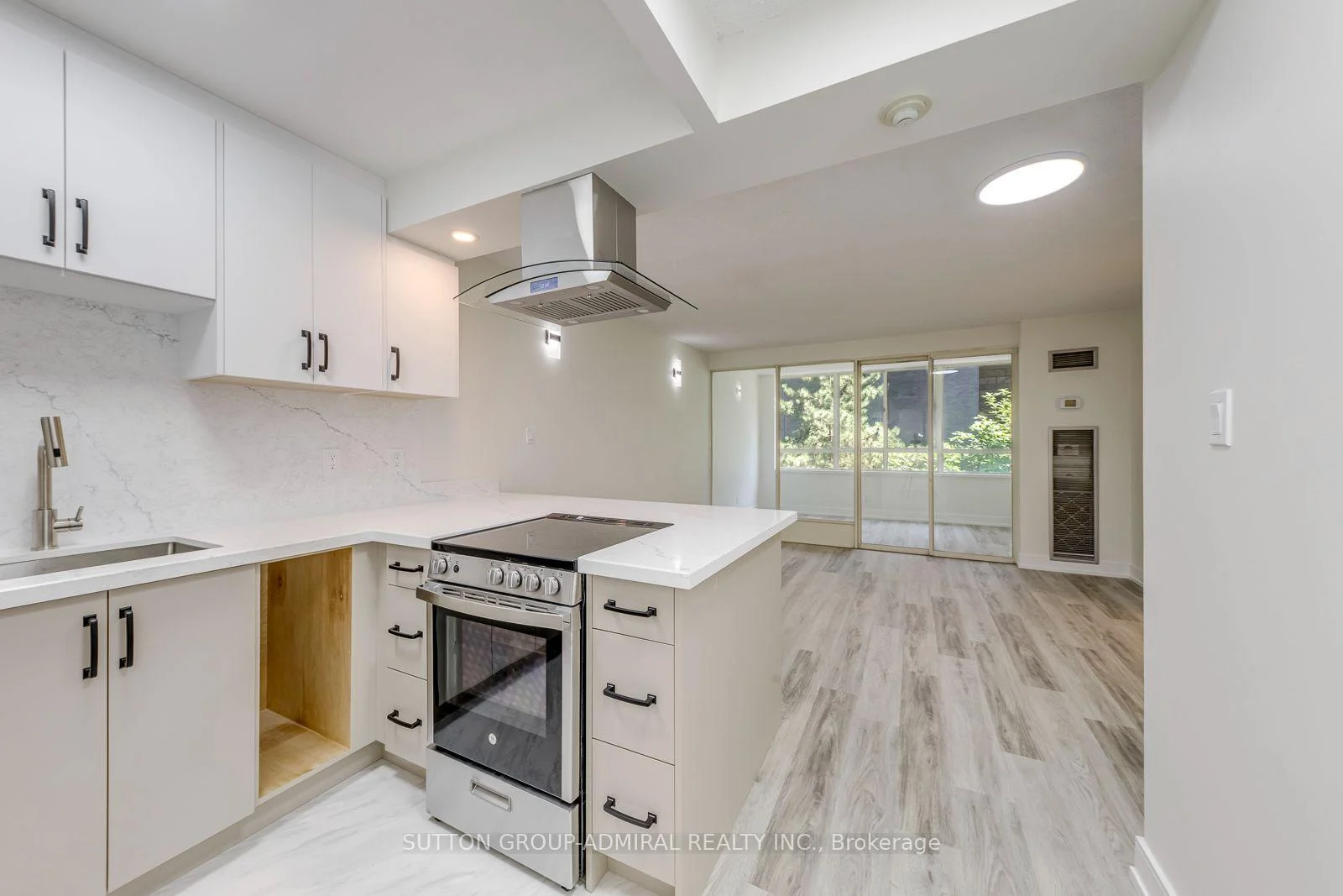 Photo 9 of Unit 406, 633 Bay Street, Toronto, Bay Street Corridor — HOMEH