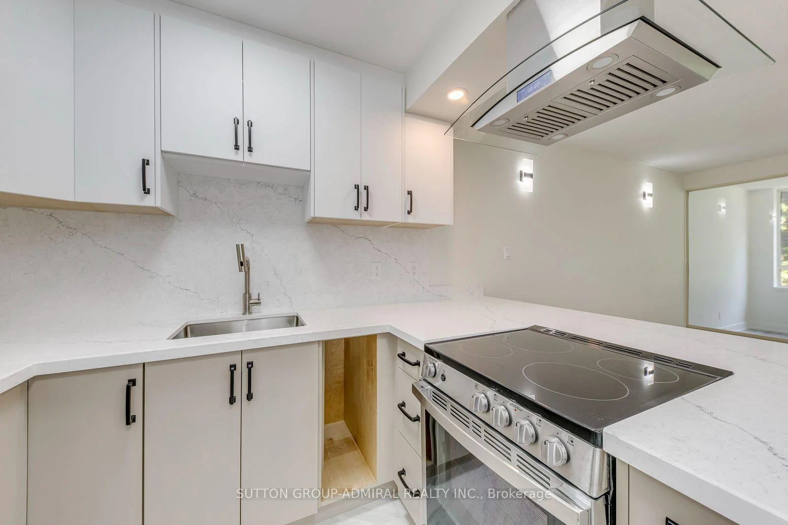 Photo 11 of Unit 406, 633 Bay Street, Toronto, Bay Street Corridor — HOMEH
