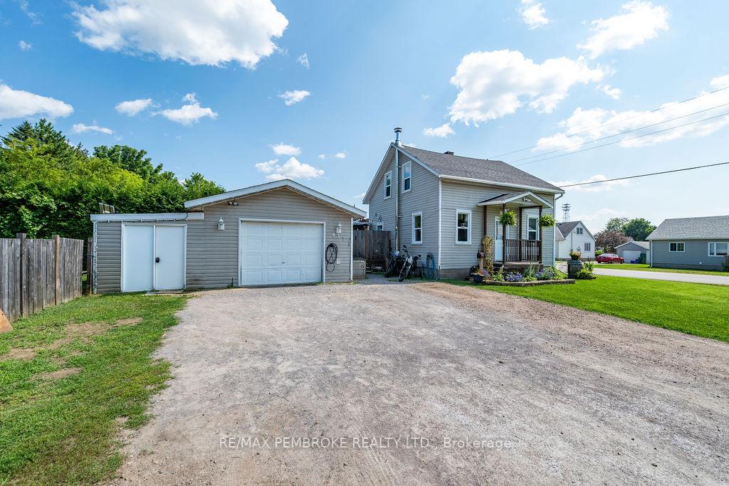 Photo 2 of 617 Third Avenue S, Laurentian Valley, Laurentian Valley — HOMEH