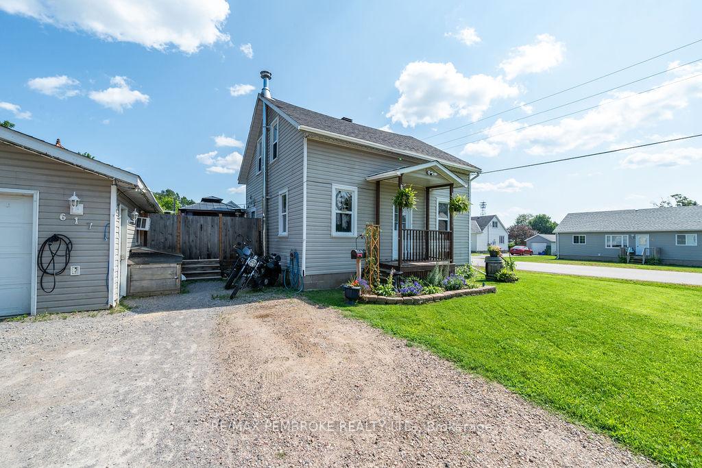 Photo 3 of 617 Third Avenue S, Laurentian Valley, Laurentian Valley — HOMEH