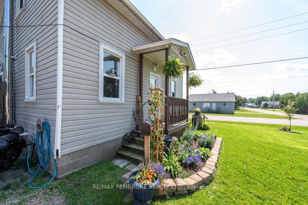 Photo 4 of 617 Third Avenue S, Laurentian Valley, Laurentian Valley — HOMEH