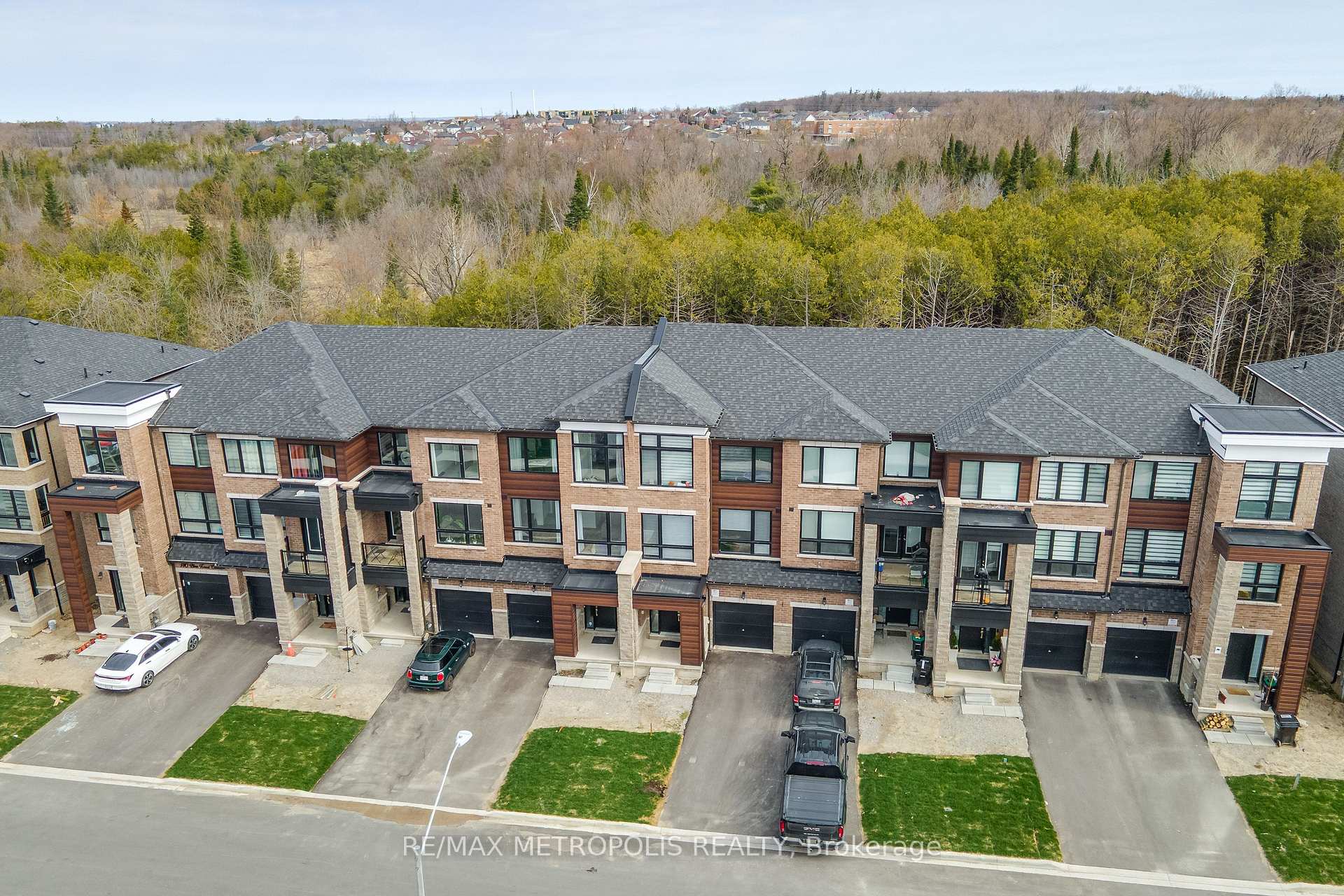 Photo 3 of 132 Blue Forest Crescent, Barrie, Innis-Shore — HOMEH