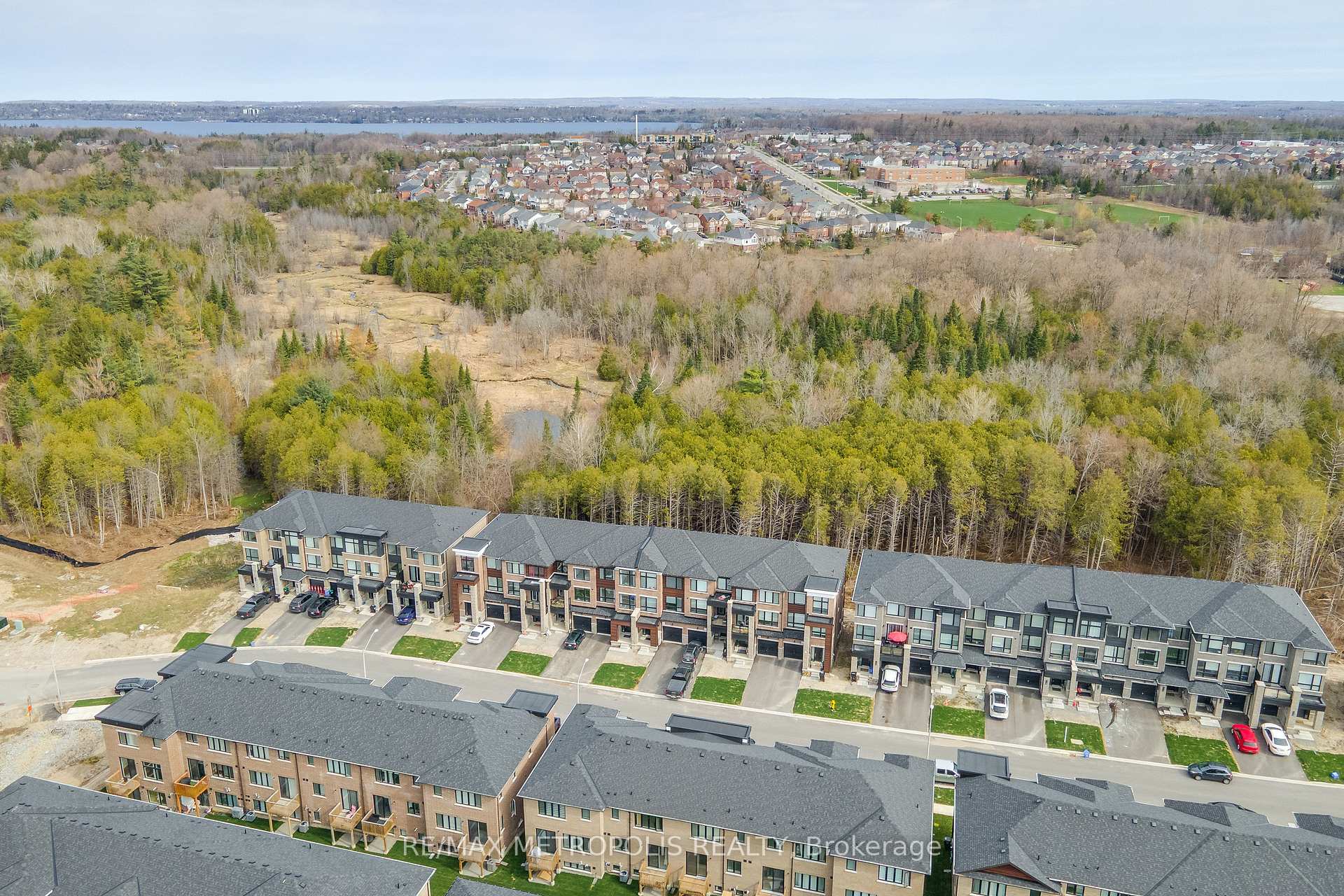 Photo 4 of 132 Blue Forest Crescent, Barrie, Innis-Shore — HOMEH