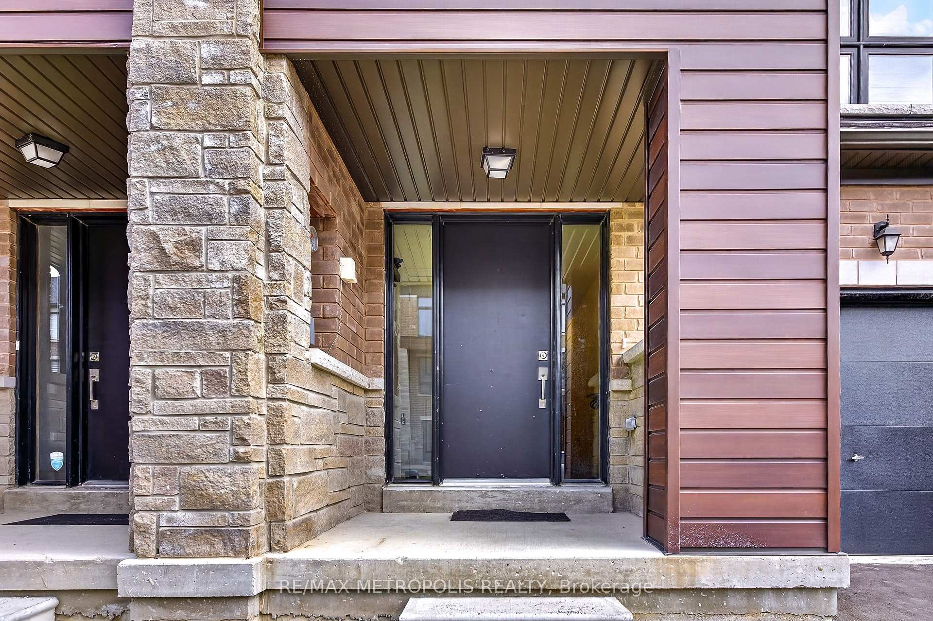 Photo 5 of 132 Blue Forest Crescent, Barrie, Innis-Shore — HOMEH