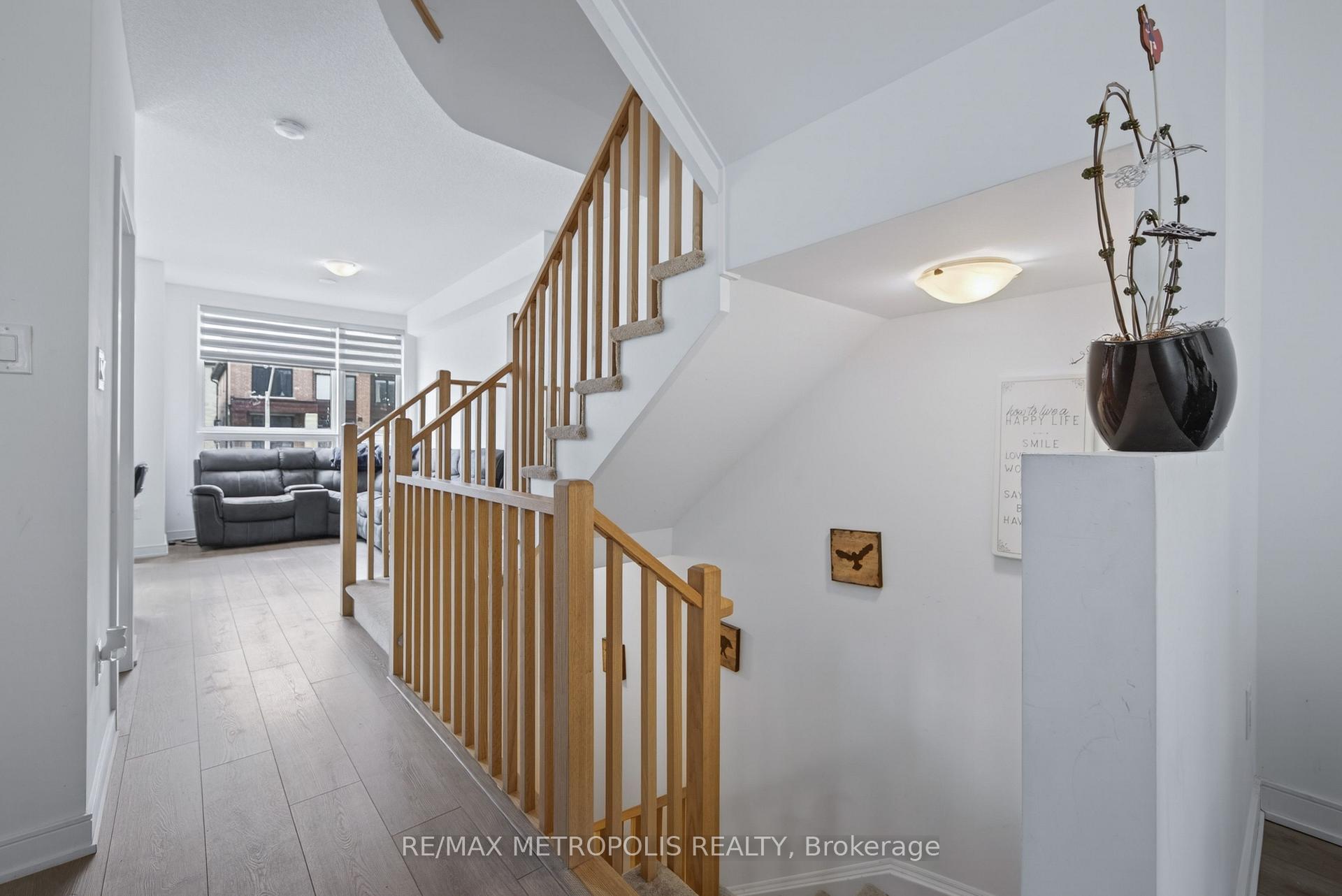 Photo 12 of 132 Blue Forest Crescent, Barrie, Innis-Shore — HOMEH